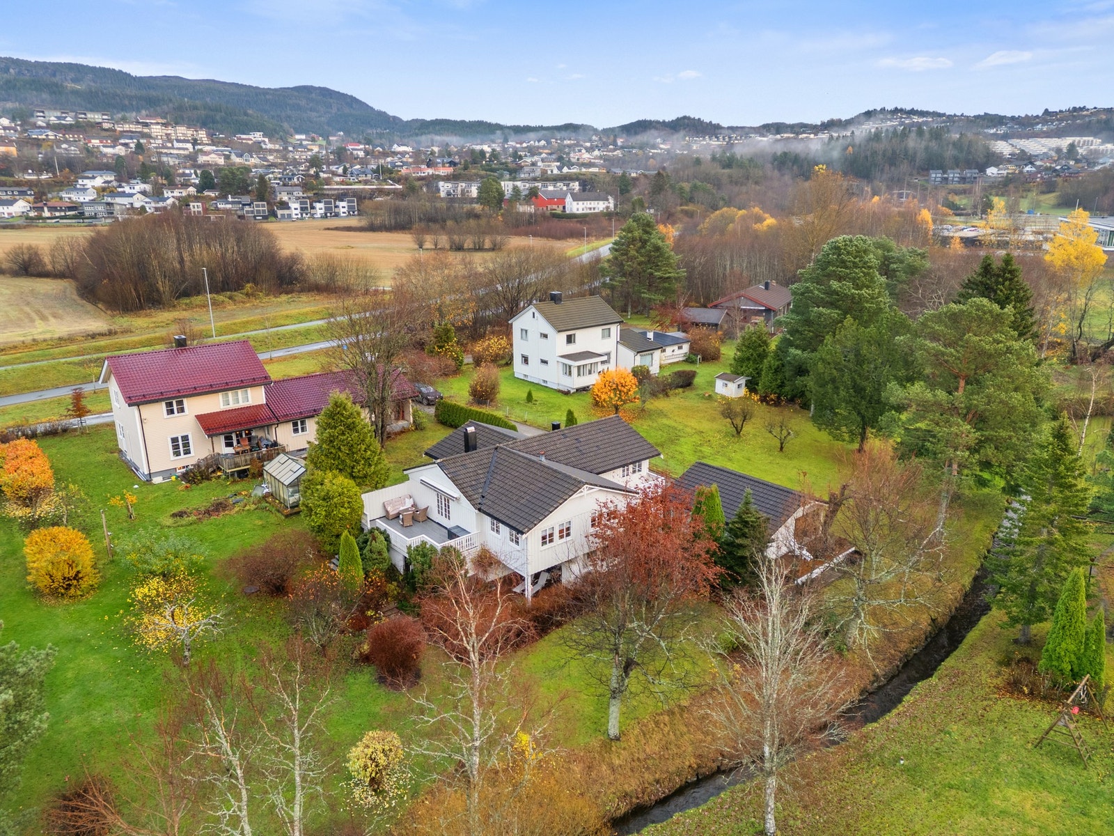 Videre ligger skoler, barnehager og idrettsanlegg i umiddelbar nærhet fra eiendommen. Galleribilde