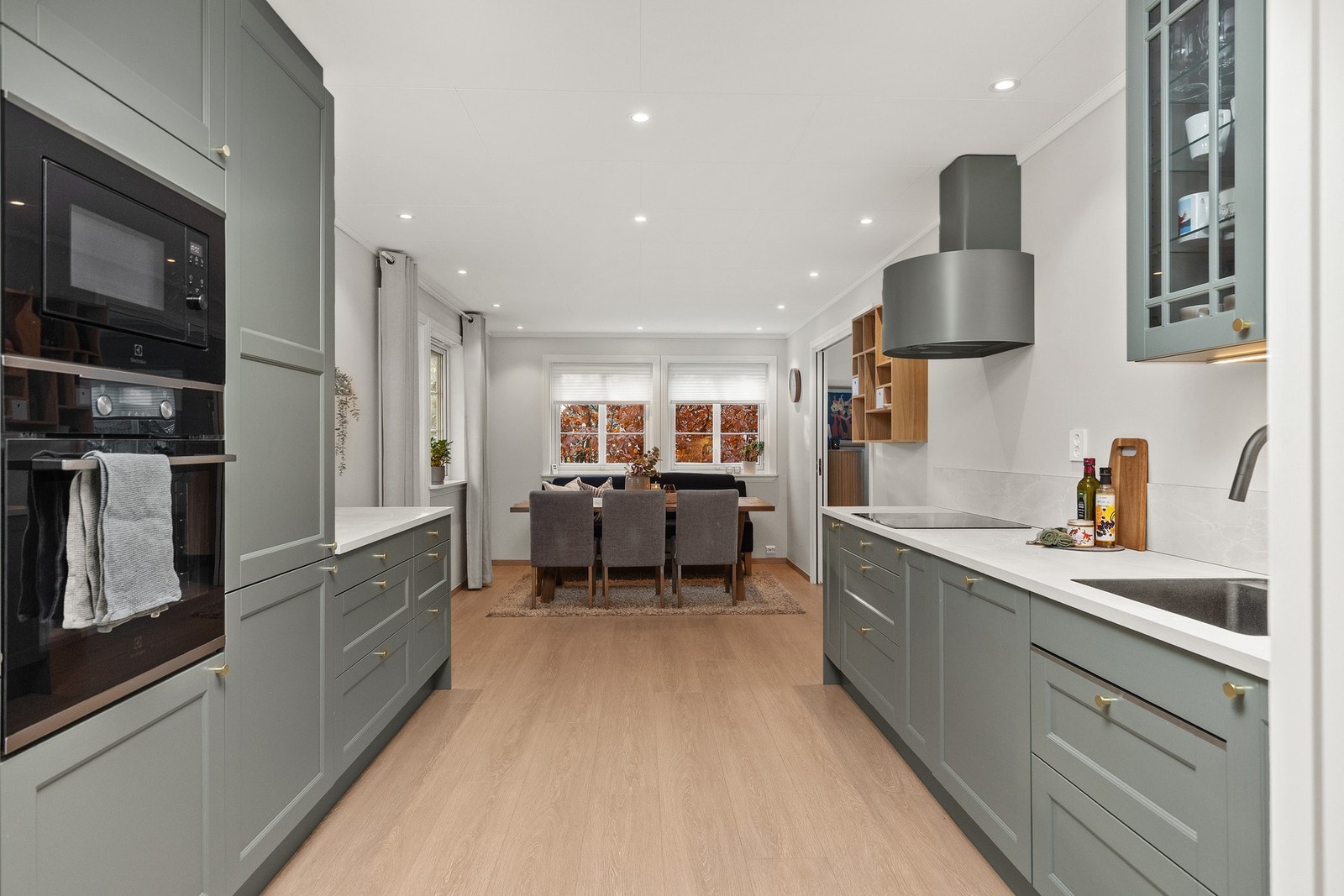 Kjøkken på 23 kvm, med moderne fargevalg på kjøkkenfronter. Galleribilde