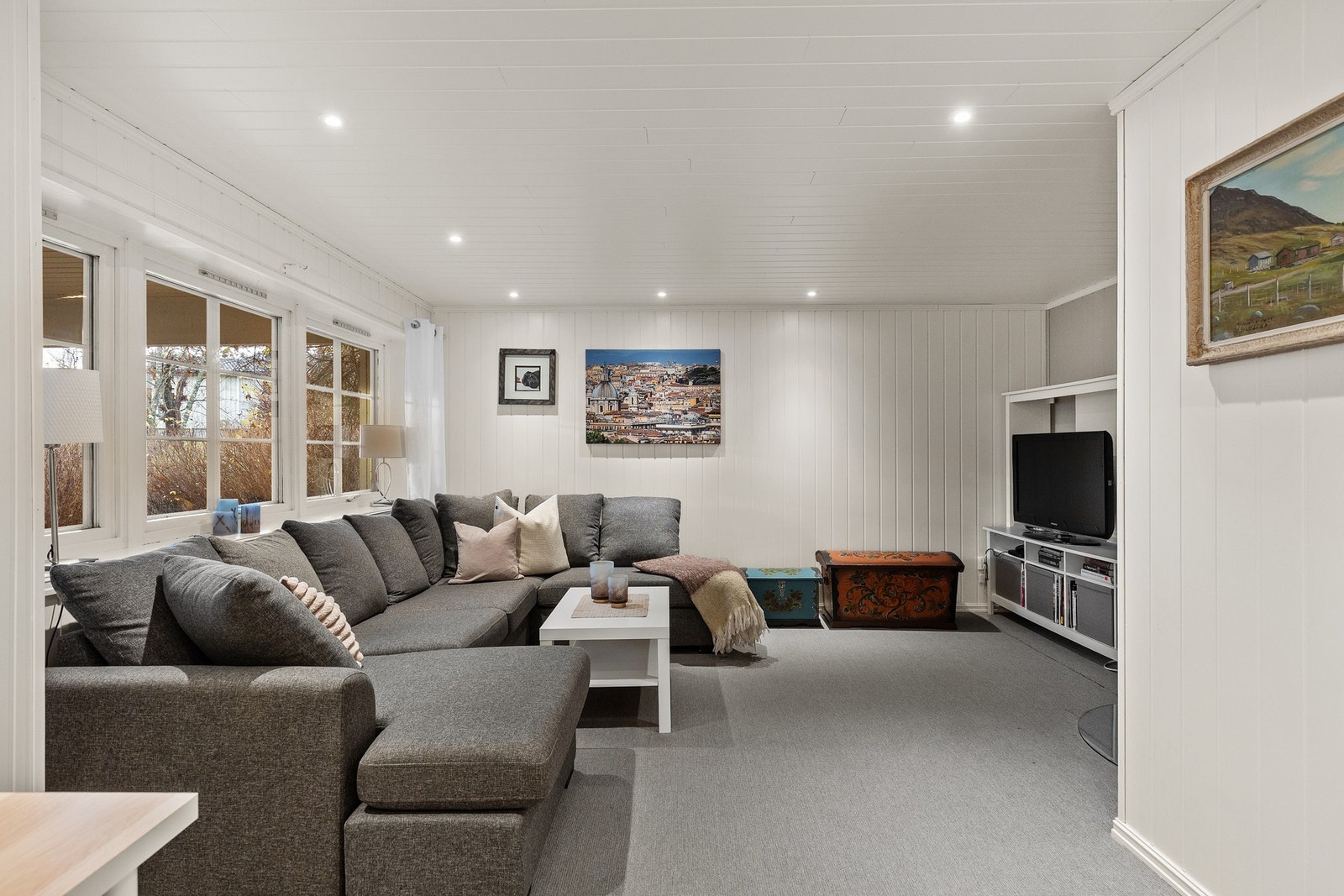 Lys stue i sokkel på 21,5 kvm. Galleribilde