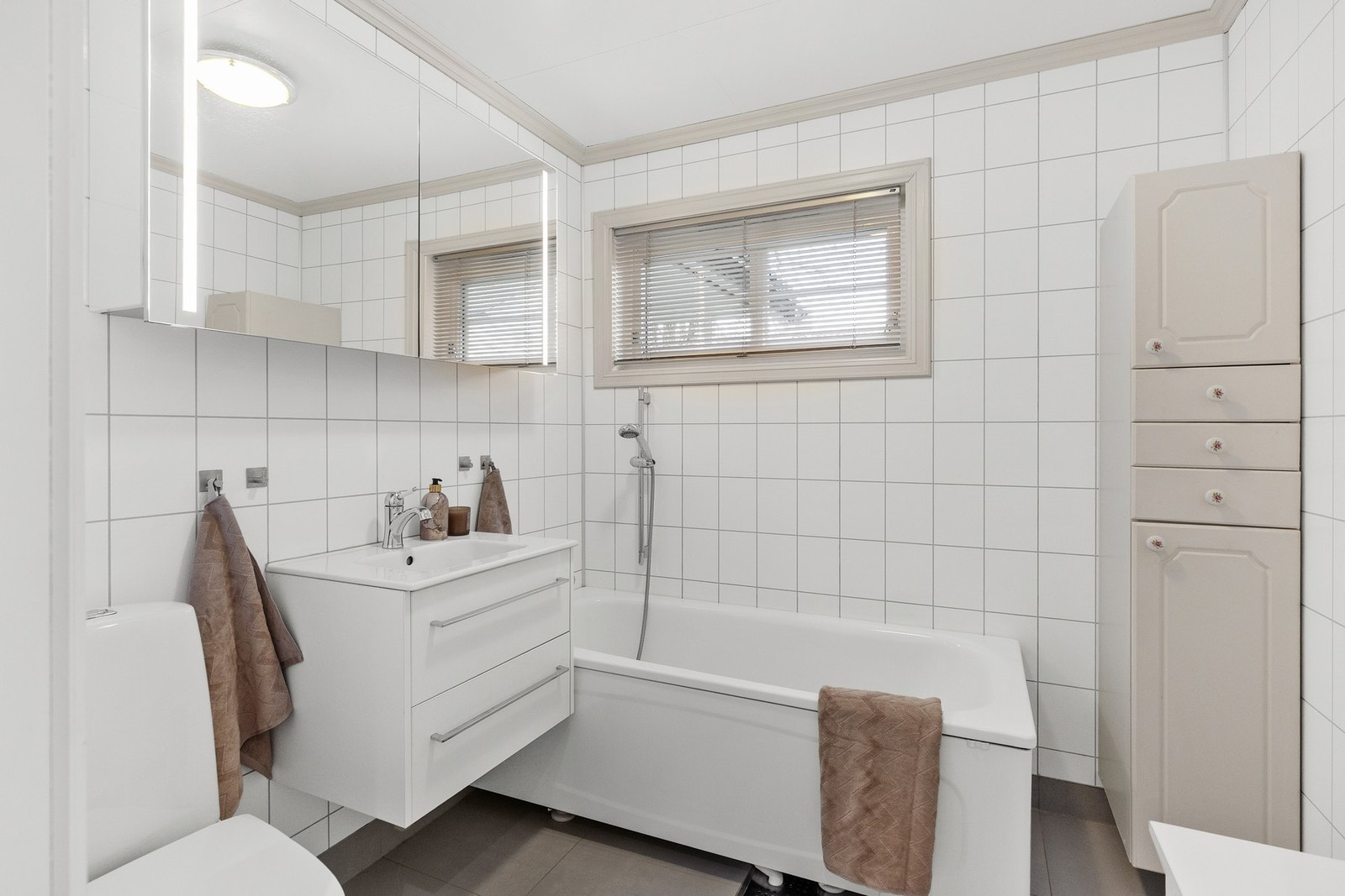 Bad i 1.etasje på 4,5 kvm med gulvvarme. Utstyrt med servant, servantskap, wc, badekar og naturlig avtrekk. Galleribilde