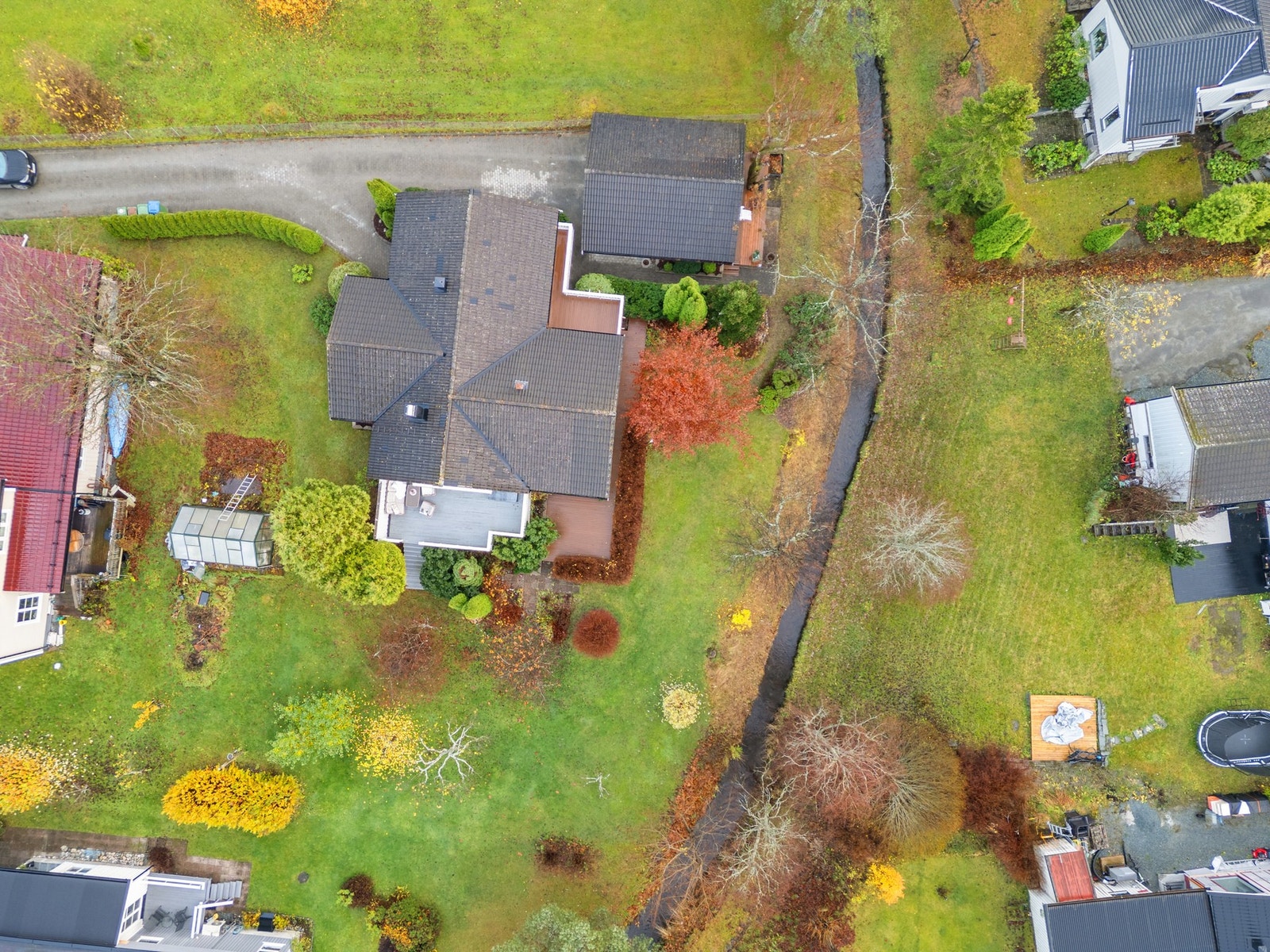 Boligen har en meget flott opparbeide tomt med prydbusker, hekker og ulike frukttrær. Galleribilde