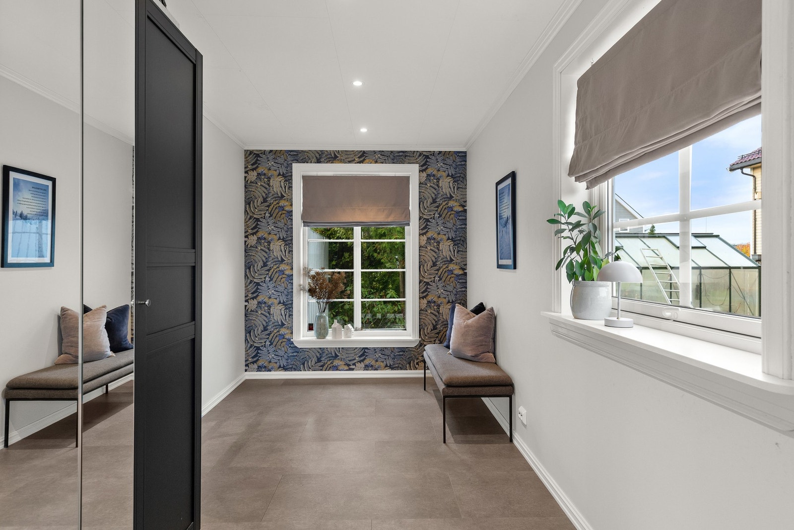 Gang på hovedplan, med garderobe. Galleribilde