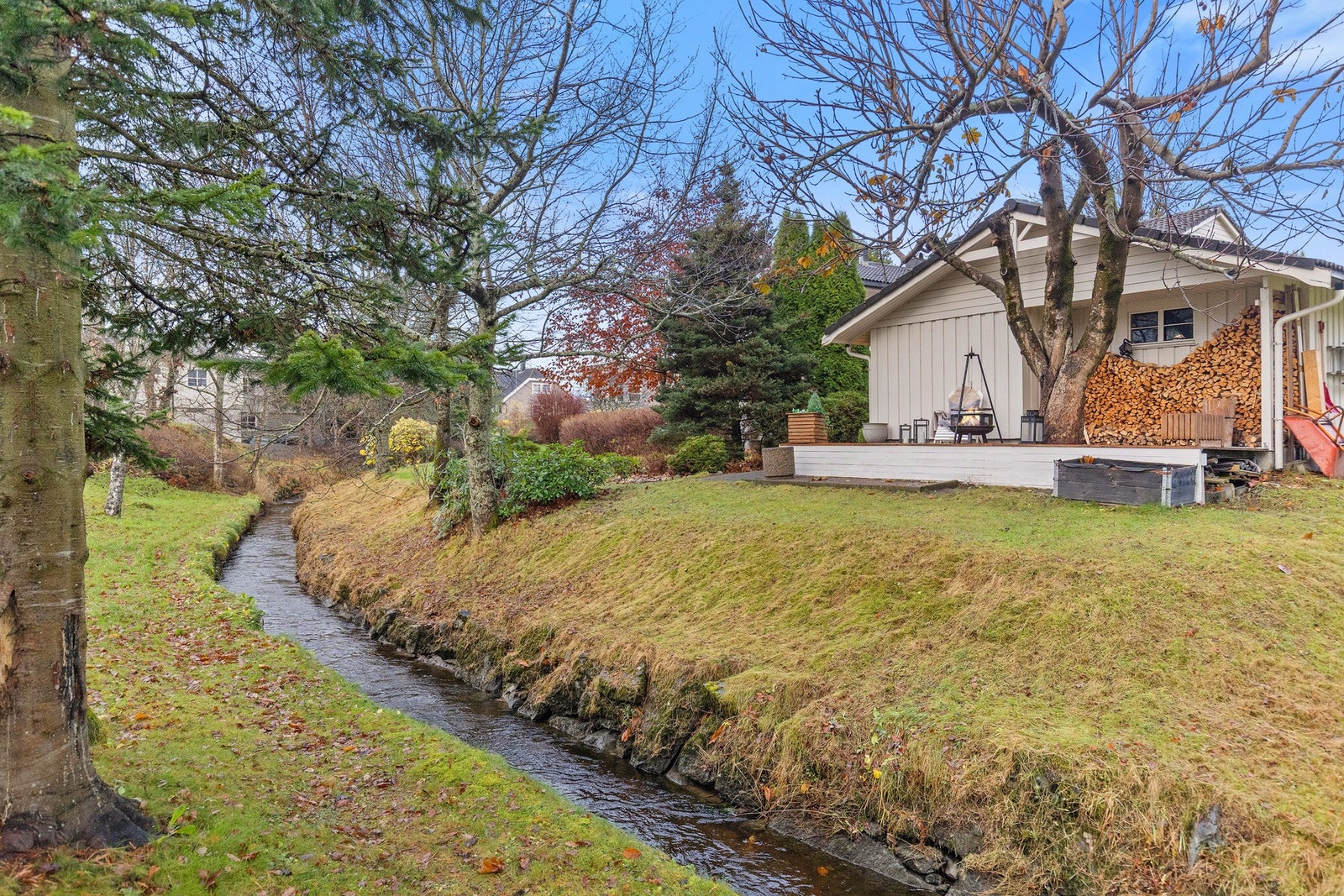 Boligens beliggenhet er sentral, men dog tilbaketrukket fra sentrumskjernen. Galleribilde