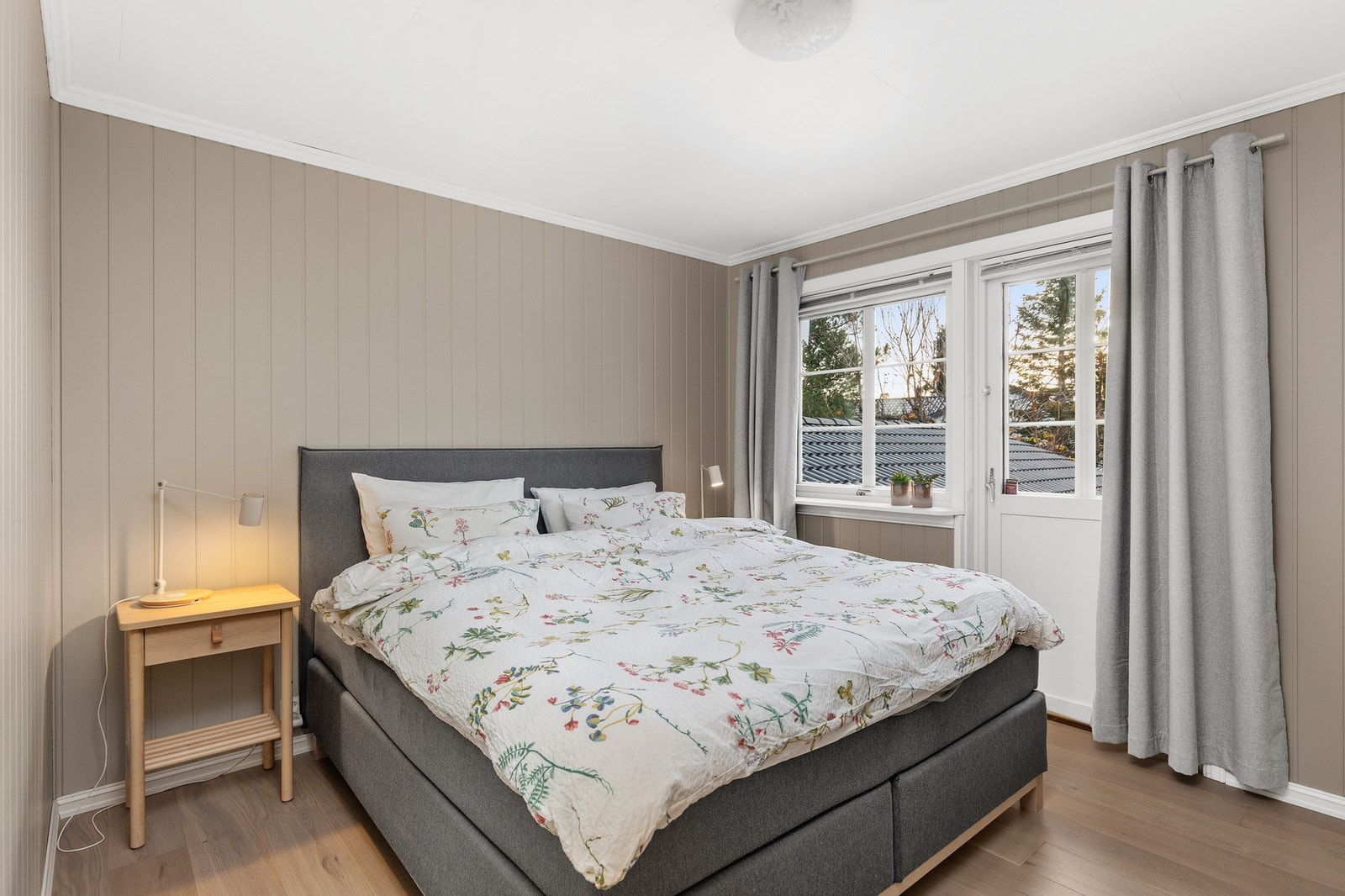 Soverom på 11,5 kvm med utgang til terrasse. Galleribilde