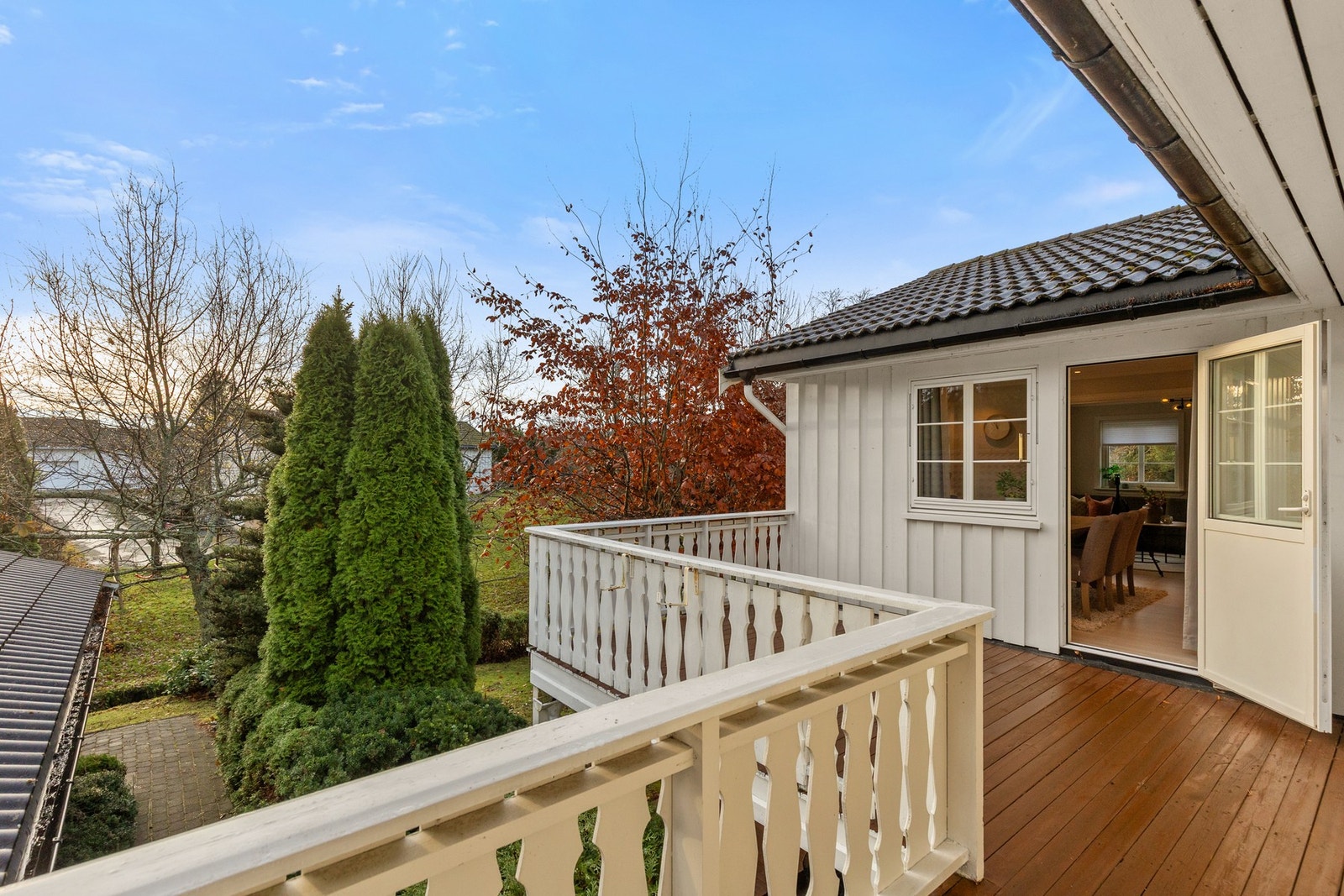 Terrasse med utgang fra kjøkken/spisestue. Galleribilde