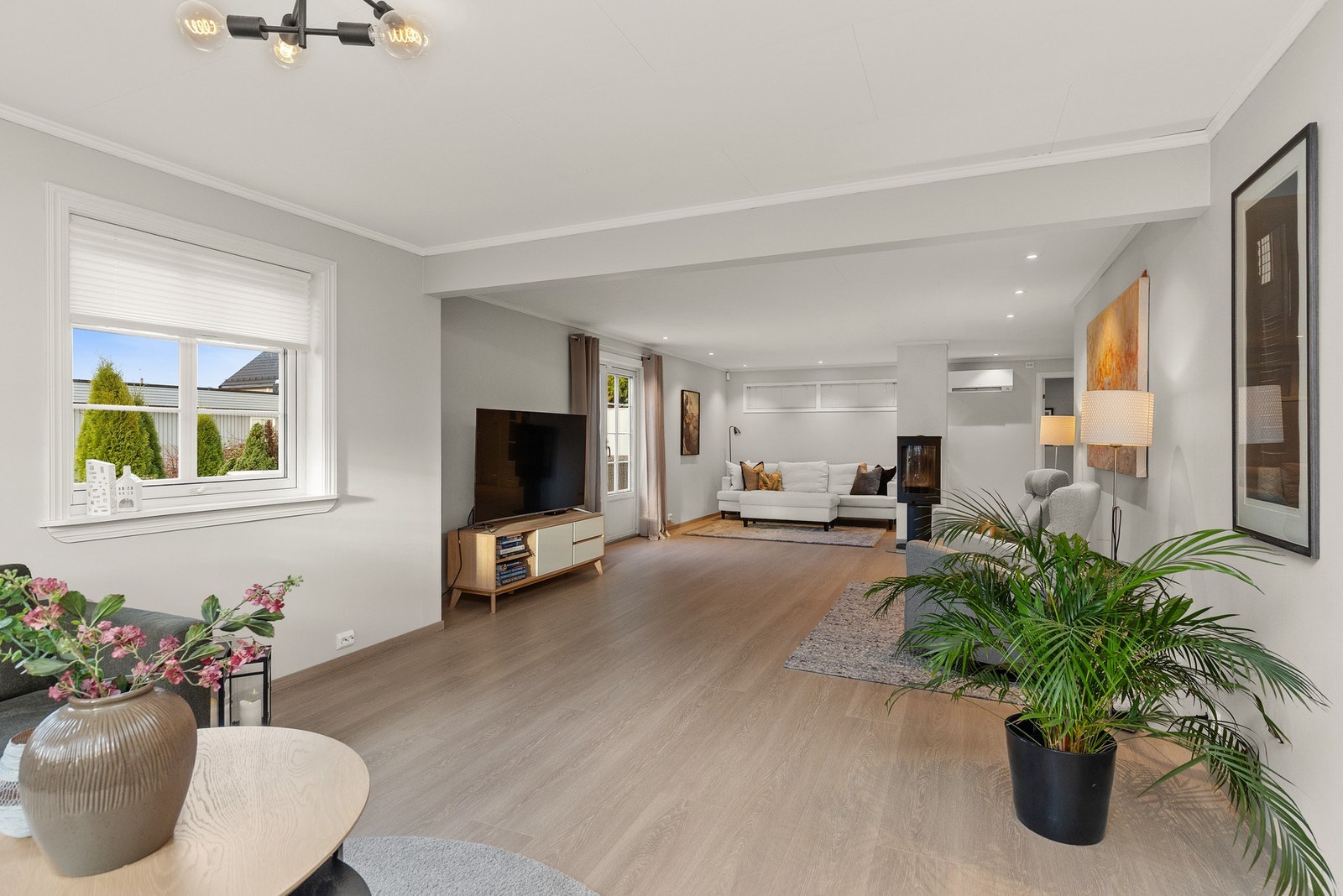 Som varmekilde har stuen varmepumpe og vedovn. Galleribilde