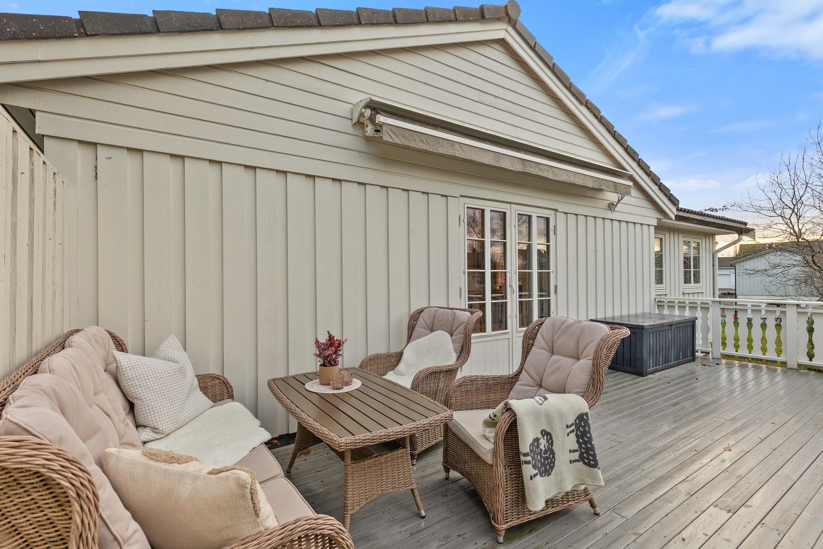 Sørvestvendt terrasse på 22 kvm med utgang fra stue. Galleribilde