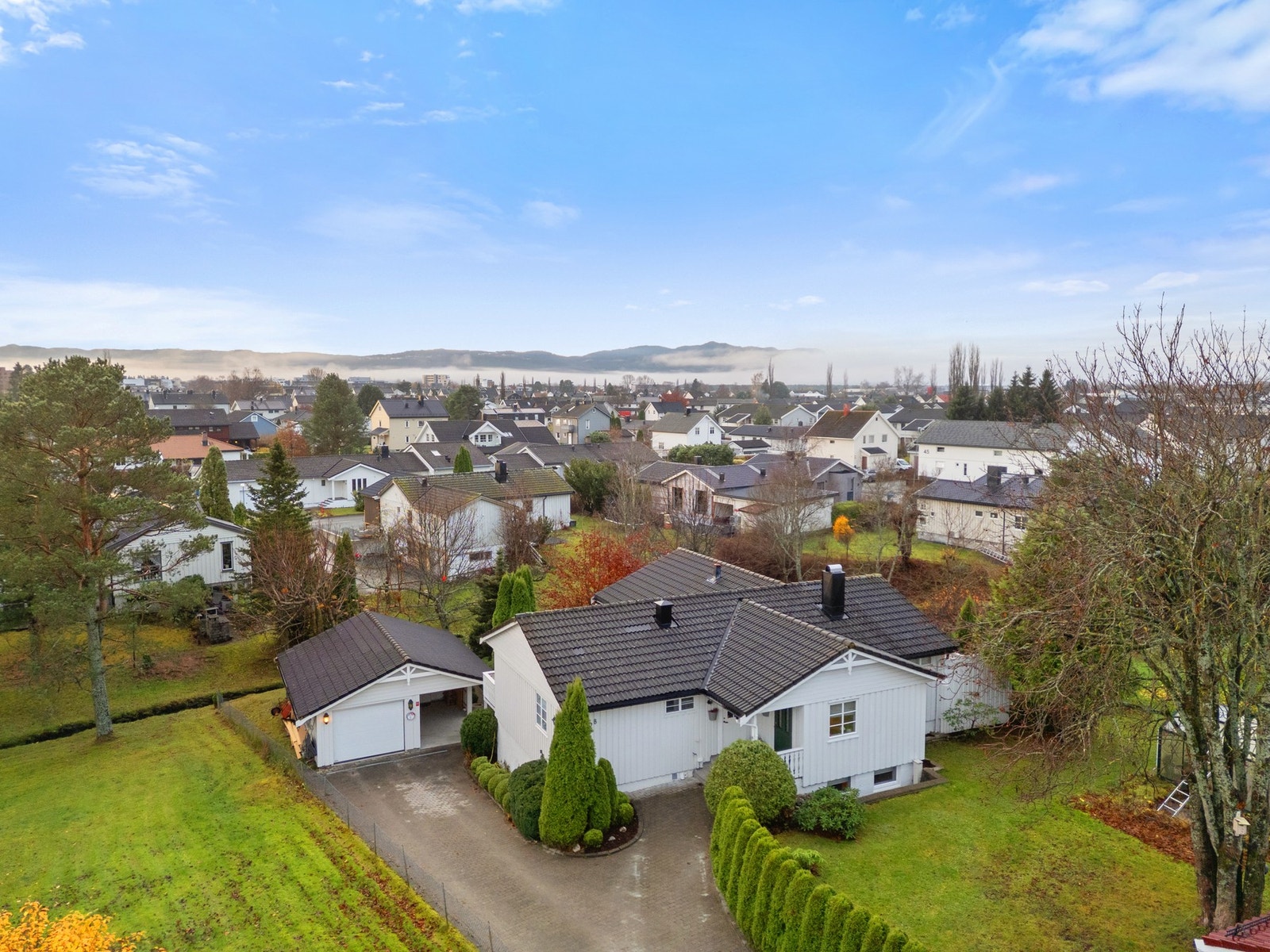 Gangavstand til alt du måtte ønske deg av servicetilbud: kjøpesenter, parker, kaféer, dagligvarebutikker m.m samt Stjørdals flotte parkområder. Galleribilde