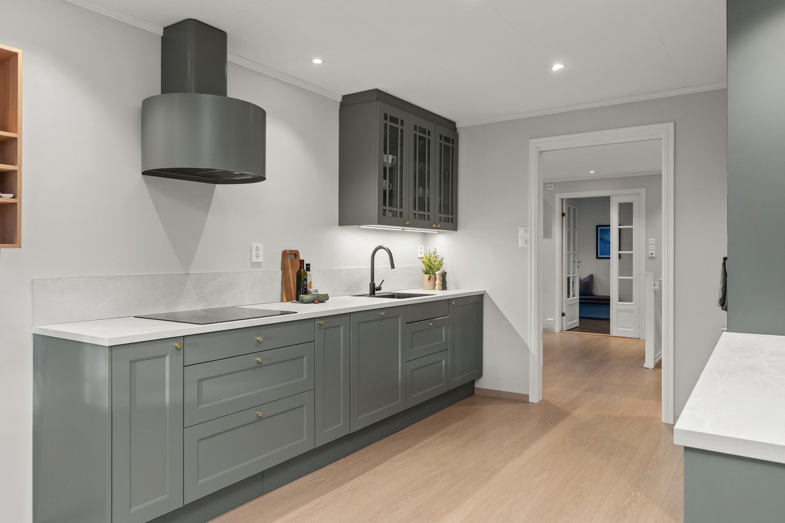 Kjøkkenet er innredet med mekanisk avtrekksvifte over stekesonen. Det er integrert stekovn, platetopp, oppvaskmaskin, kjøleskap og mikroovn. Galleribilde