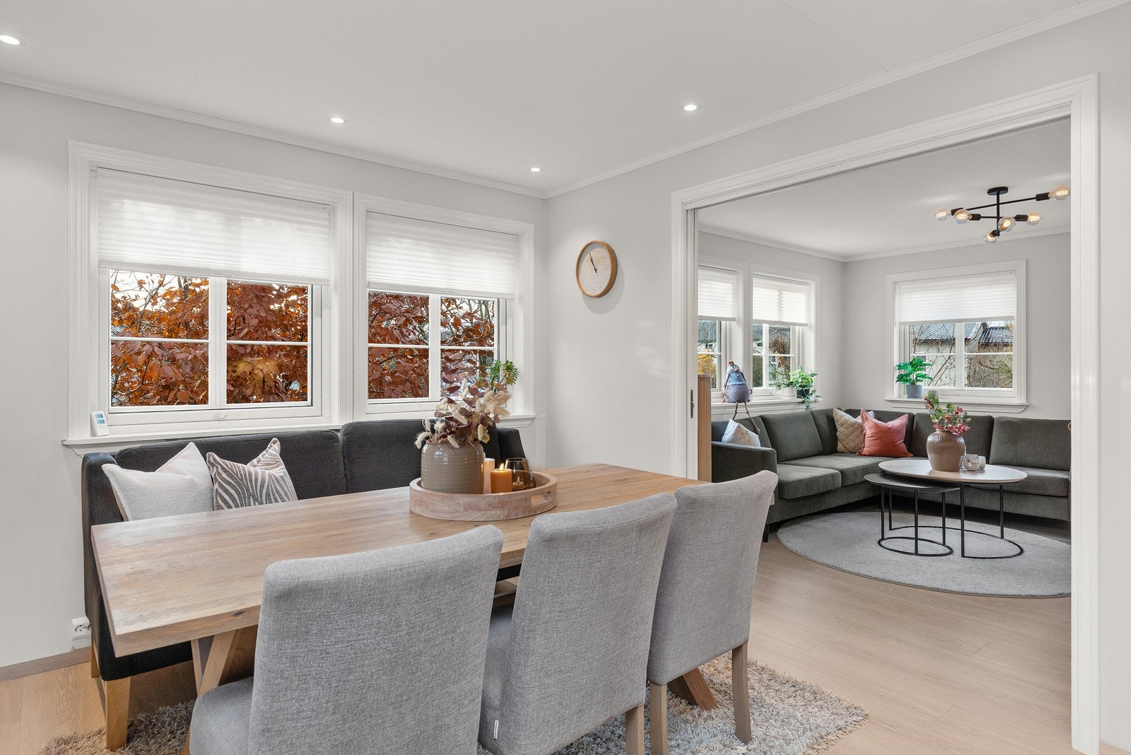 Fra stue kommer du videre inn til spisestue og kjøkken seksjonen. Galleribilde