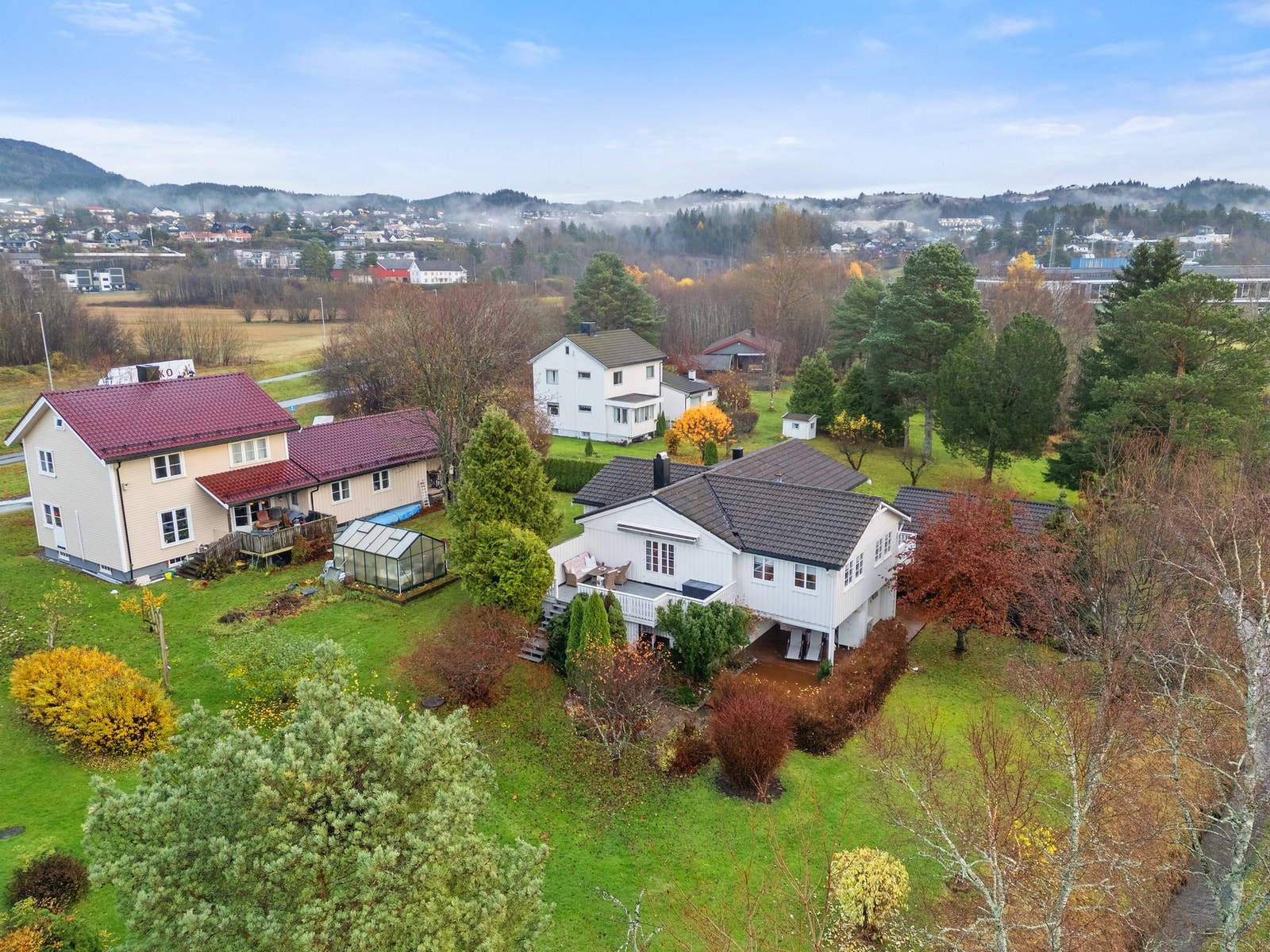 Stor og skjermet tomt. Galleribilde