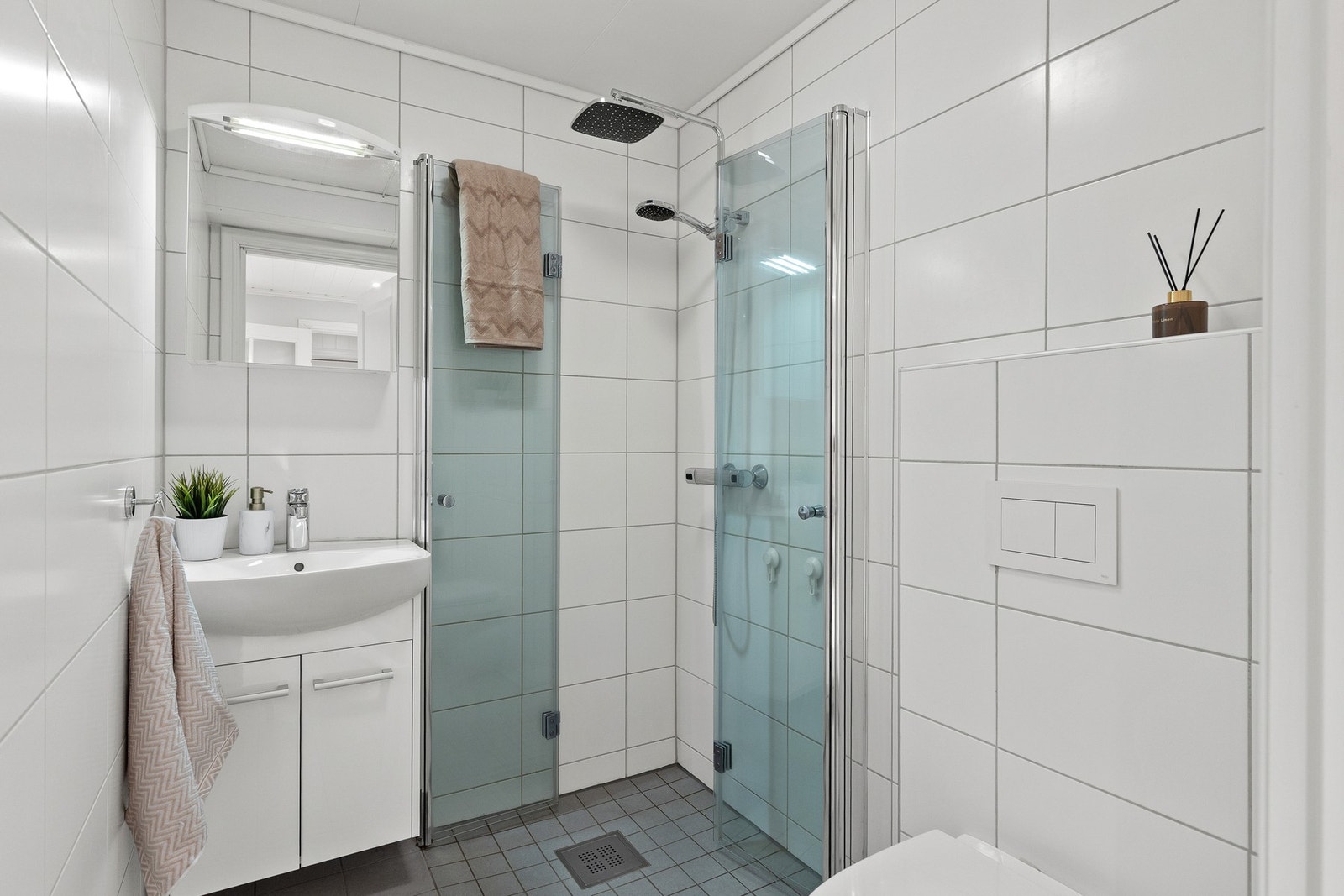 Bad i sokkel på 3 kvm med gulvvarme. Utstyrt med servant, servantskap, mekanisk avtrekk, veggmontert wc, innfellbare dusjdører og dusjhjørne. Galleribilde