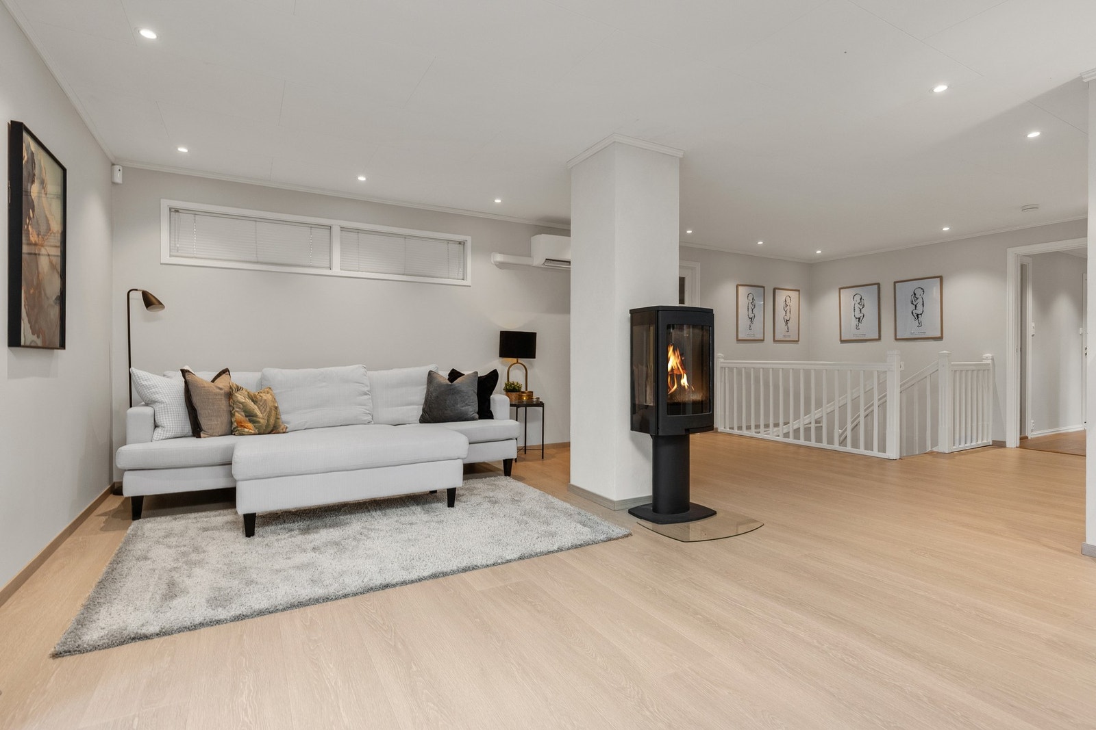 Vedfyring som gir en lun atmosfære i rommene. Galleribilde