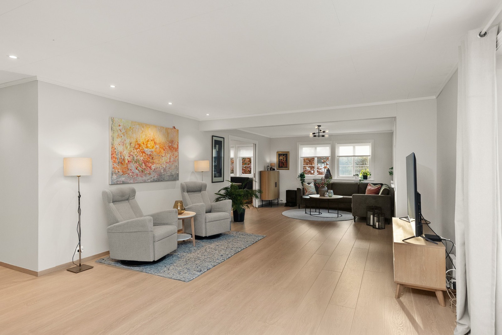 Stuen gir gode muligheter for å innrede i flere naturlige seksjoner. Galleribilde