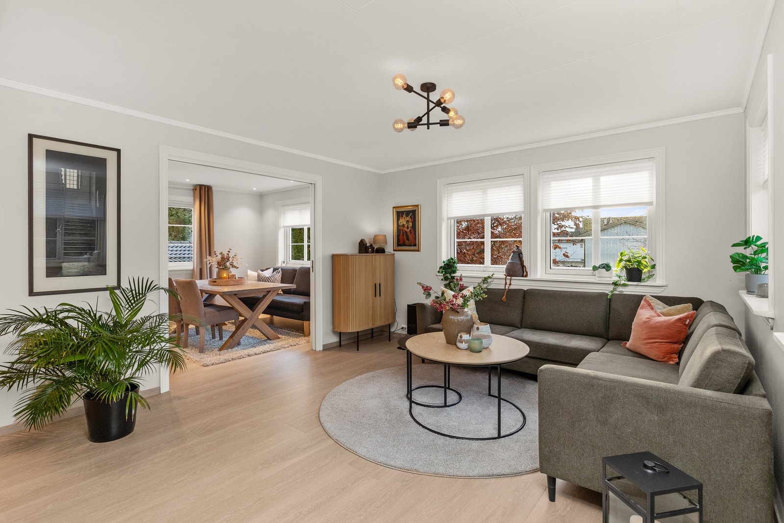 Stuen er adskilt fra spisestue og kjøkken, med åpne løsning og gjennomgang rundt. Galleribilde