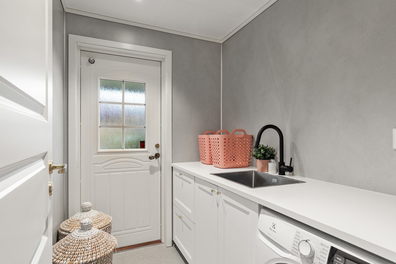 Vaskerom i 1.etasje på 3,5 kvm med gulvvarme. Utstyrt med opplegg for vaskemaskin, skyllekum og naturlig avtrekk. Direkte adkomst fra inngangsparti. Galleribilde