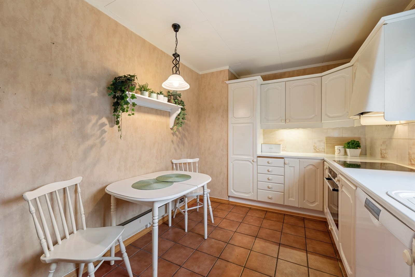 Kjøkkenets spiseplass er flittig brukt - et ideelt samlingspunkt i en travel hverdag. Galleribilde