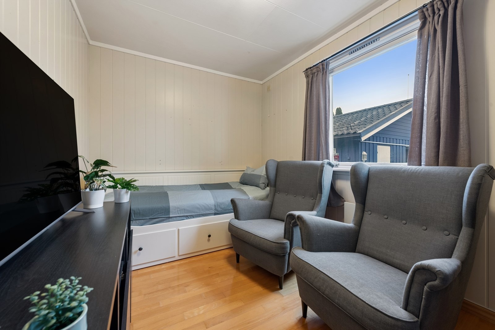 Soverom nr. 2 er av praktisk størrelse med god plass til dobbeltseng og øvrig soveromsmøblement. Galleribilde