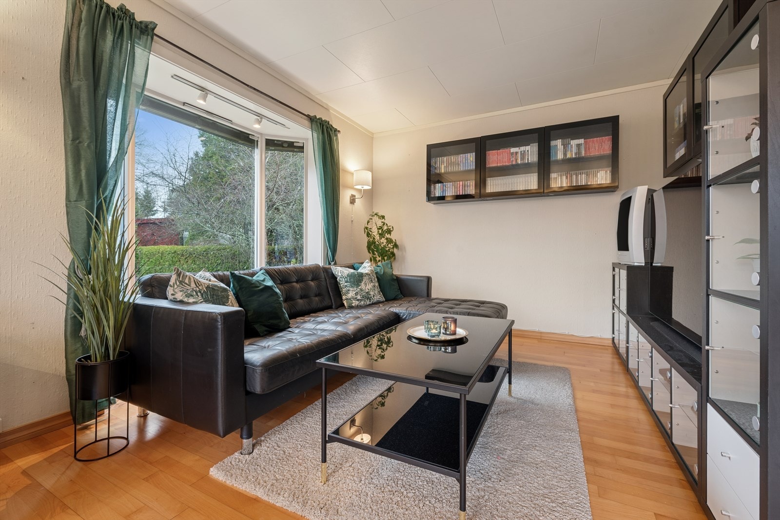 Stuen har store vinduer som gir naturlig lysinnslipp. Galleribilde