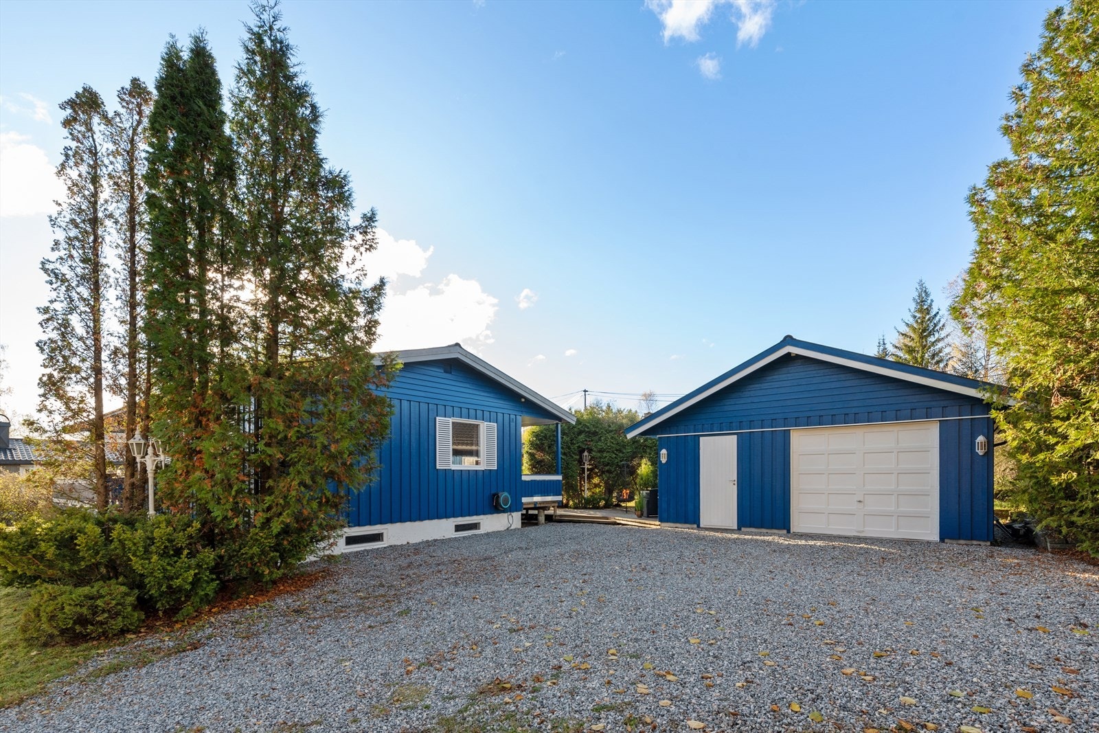 Parkering kan skje på eiendommens gårdsplass, eller i tilhørende garasje. Galleribilde