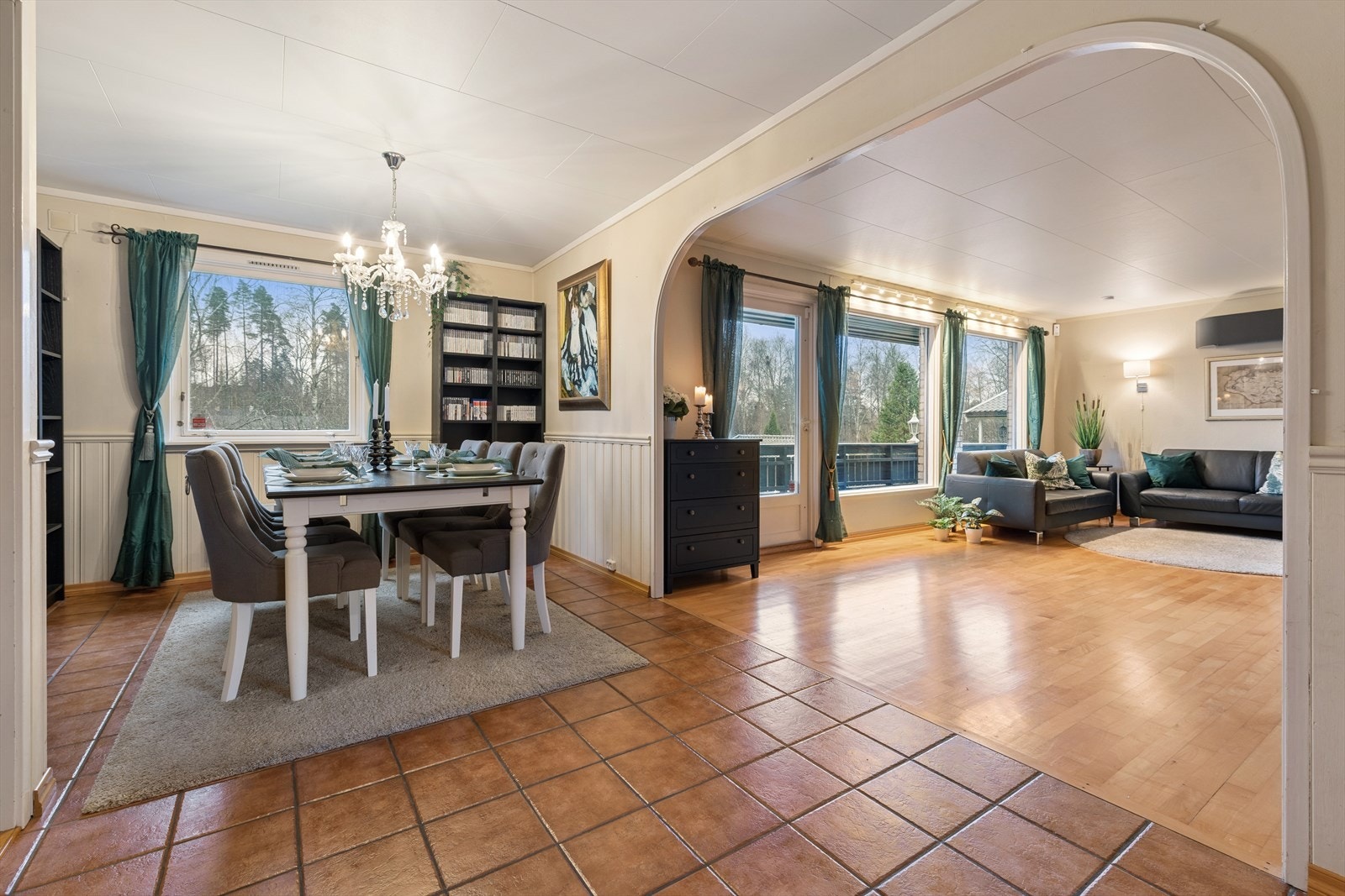 I tilknytning til stuen finner vi en romslig spisestue. Galleribilde