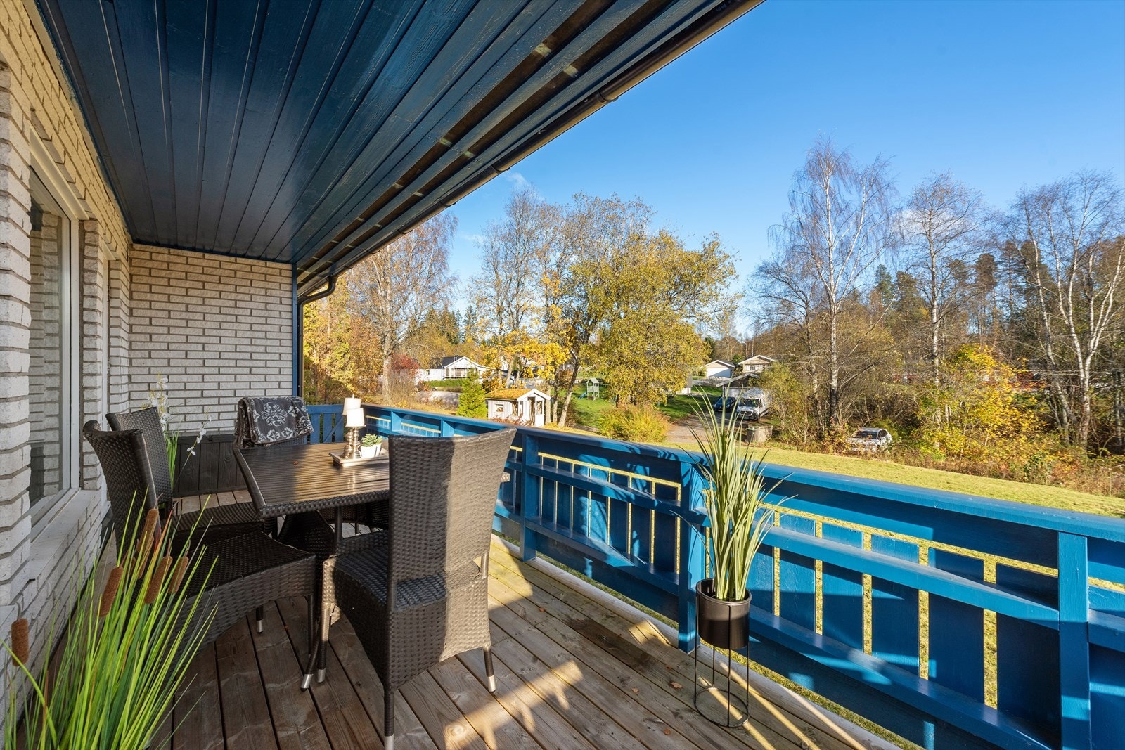 En romslig terrasse med gode arealer for utemøbler til sosiale sammenkomster! Galleribilde