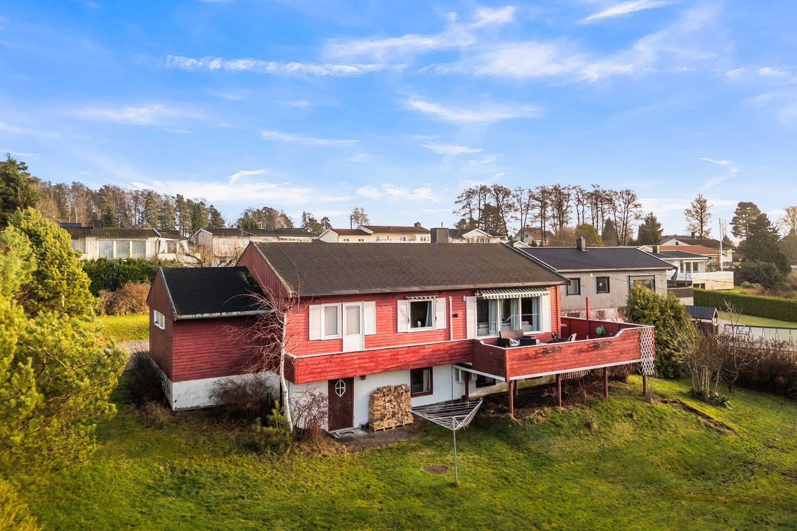Eiendommen ligger på stor tomt, på hele 1432 m², som er skrånende mot vest. Galleribilde