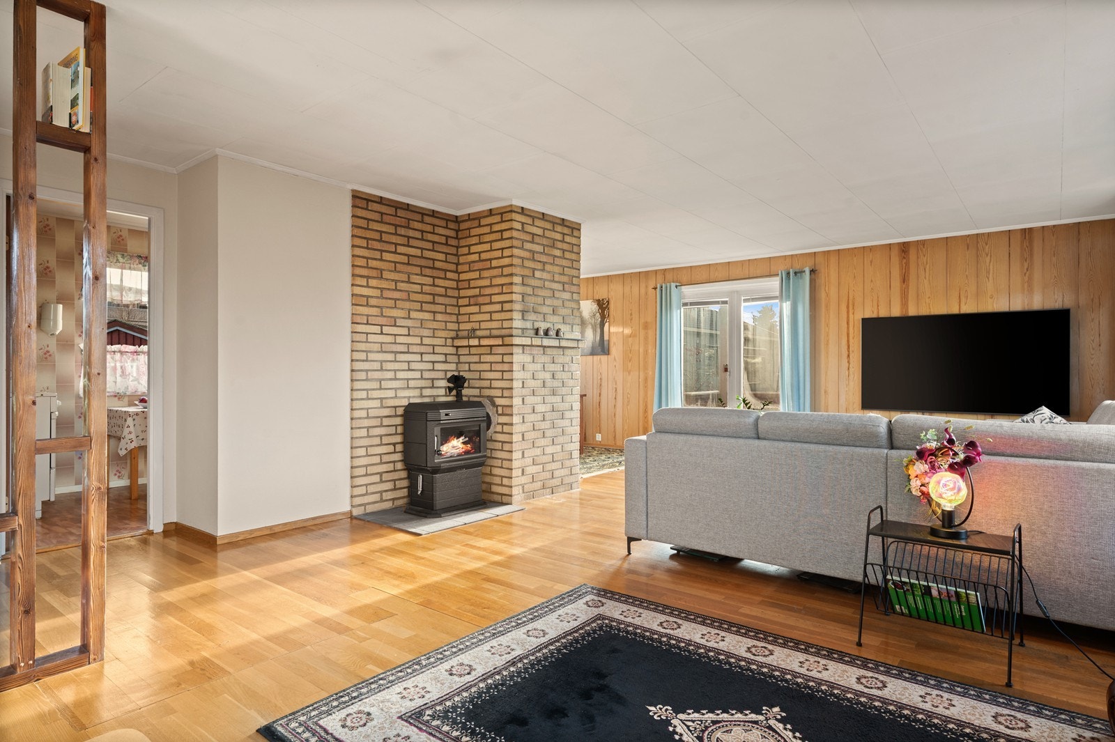 Fra stuen er det åpen løsning mot gangen og direkte utgang til terrassen. Galleribilde