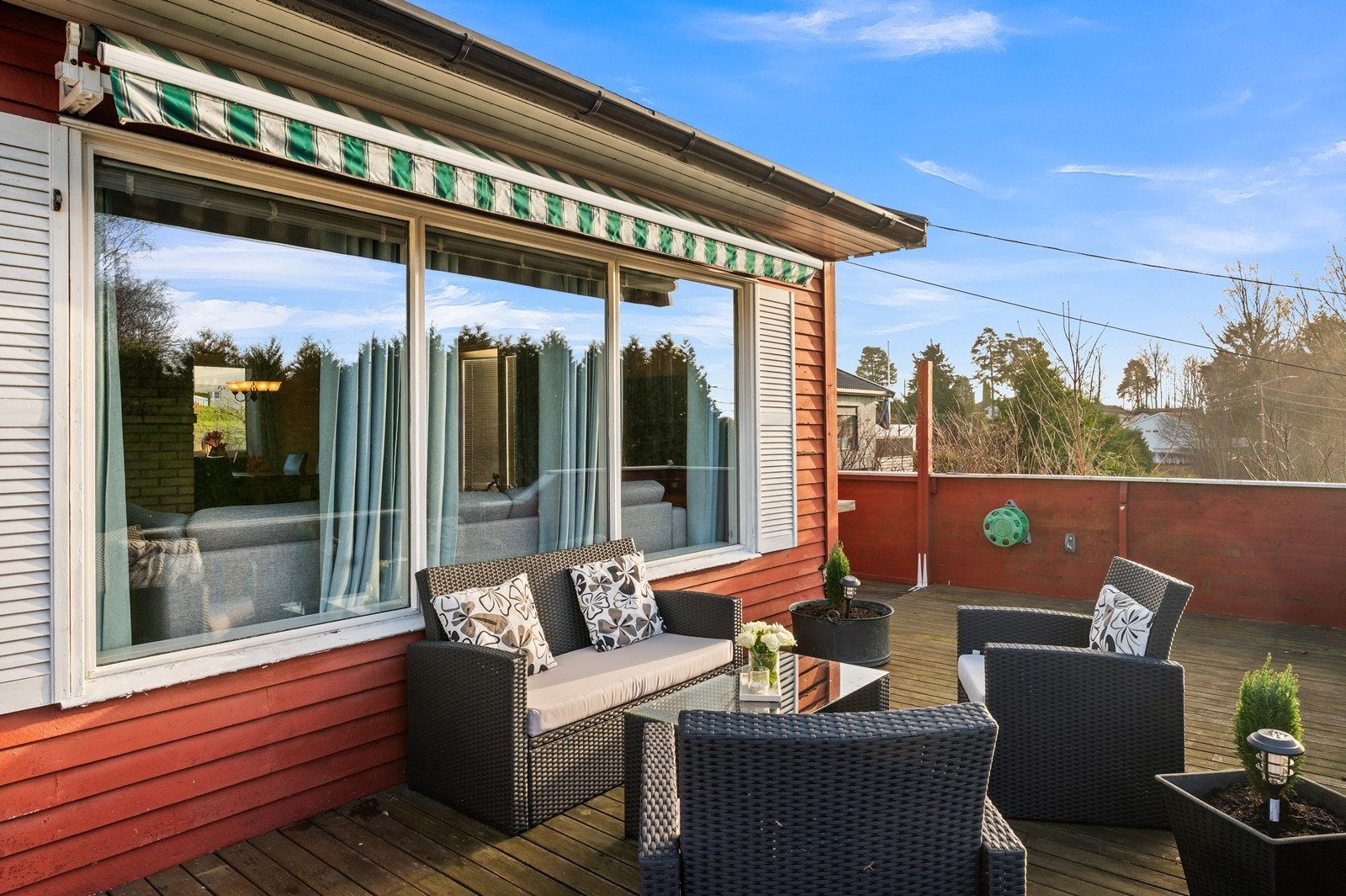 Verandaen ligger i direkte tilknytning til stuen, og er utstyrt med markise. Galleribilde