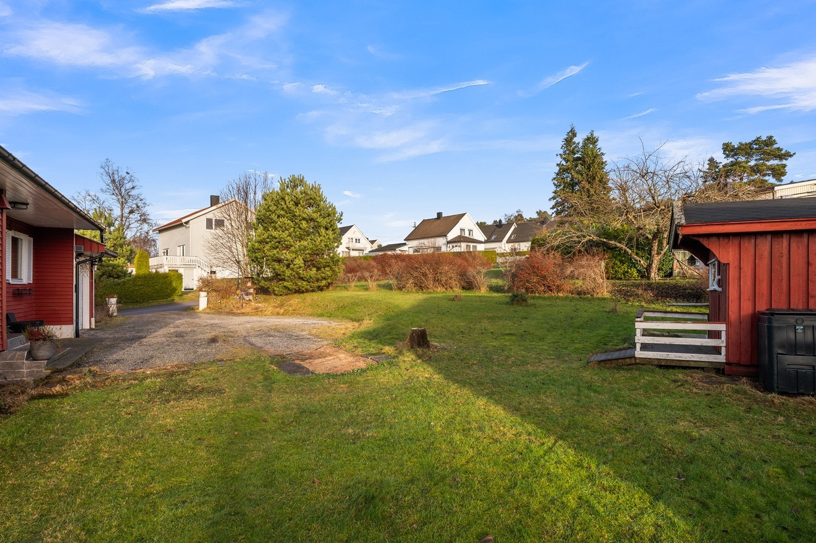 Eiendommen har en stor og usjenert hage med rikelig av boltreplass for hele familien. Det er også oppført en lekestue, et uthus på tomten. Galleribilde