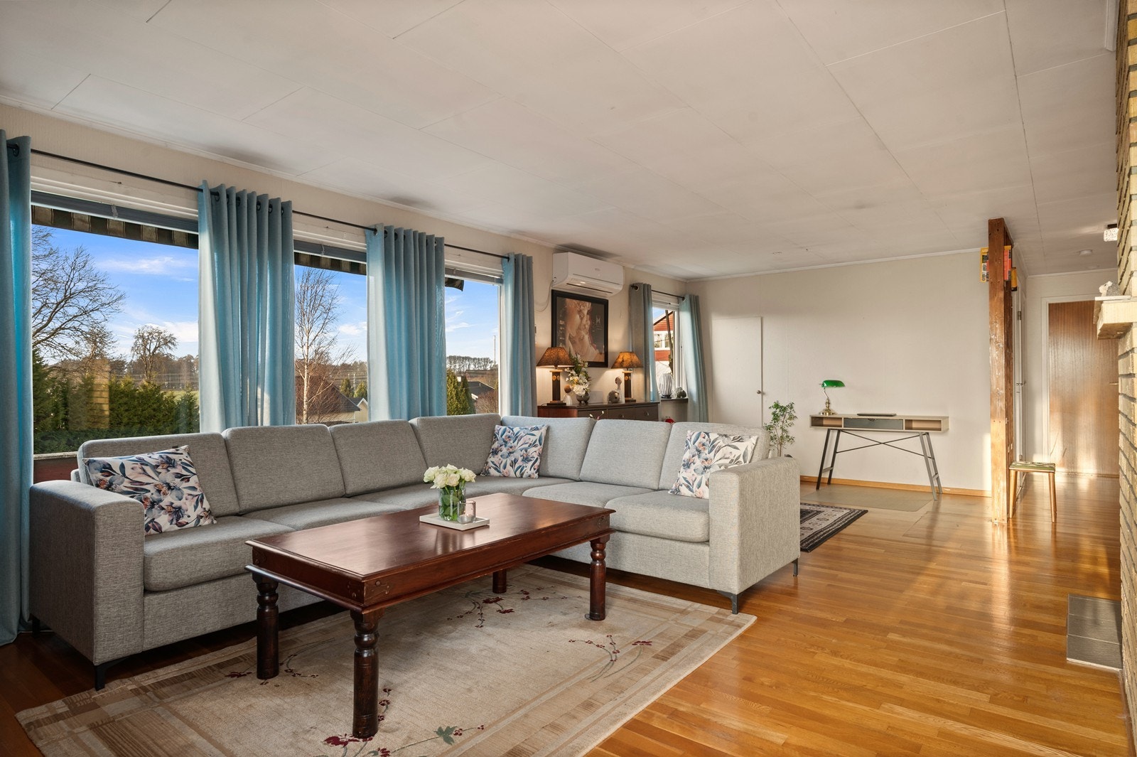 Her er det god plass til en stor sofagruppe for hele familien. Galleribilde