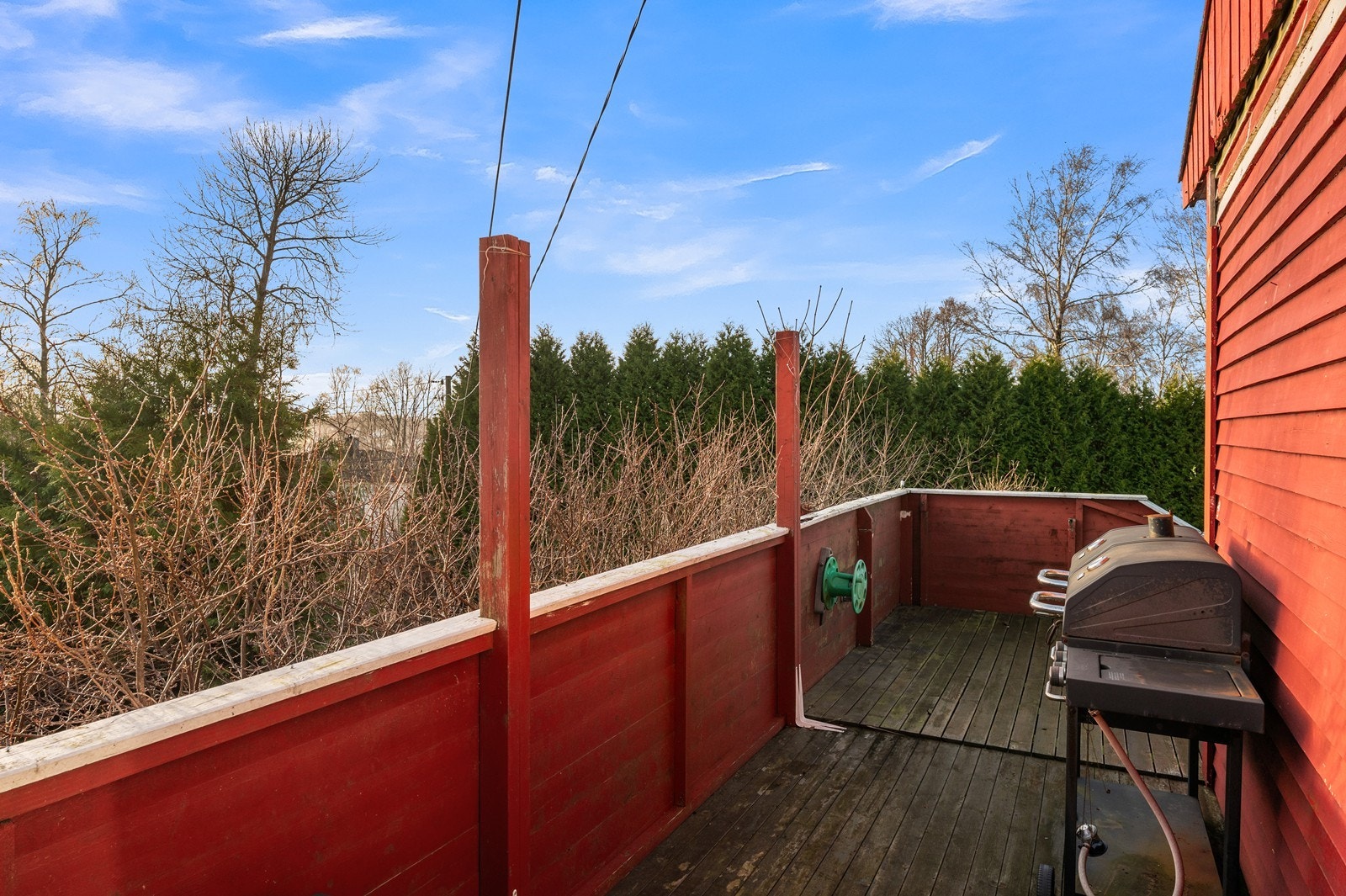 Uteplassen strekker seg rundt hushjørnet og gir fleksible soner for utemøbler. Galleribilde