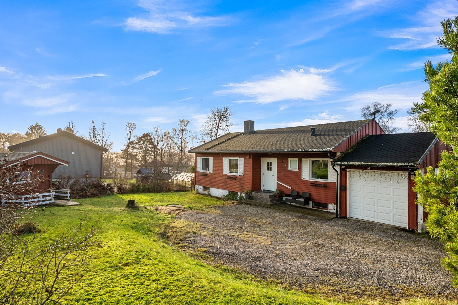 Gode parkeringsmuligheter på egen tomt i tillegg til integrert garasje. Galleribilde