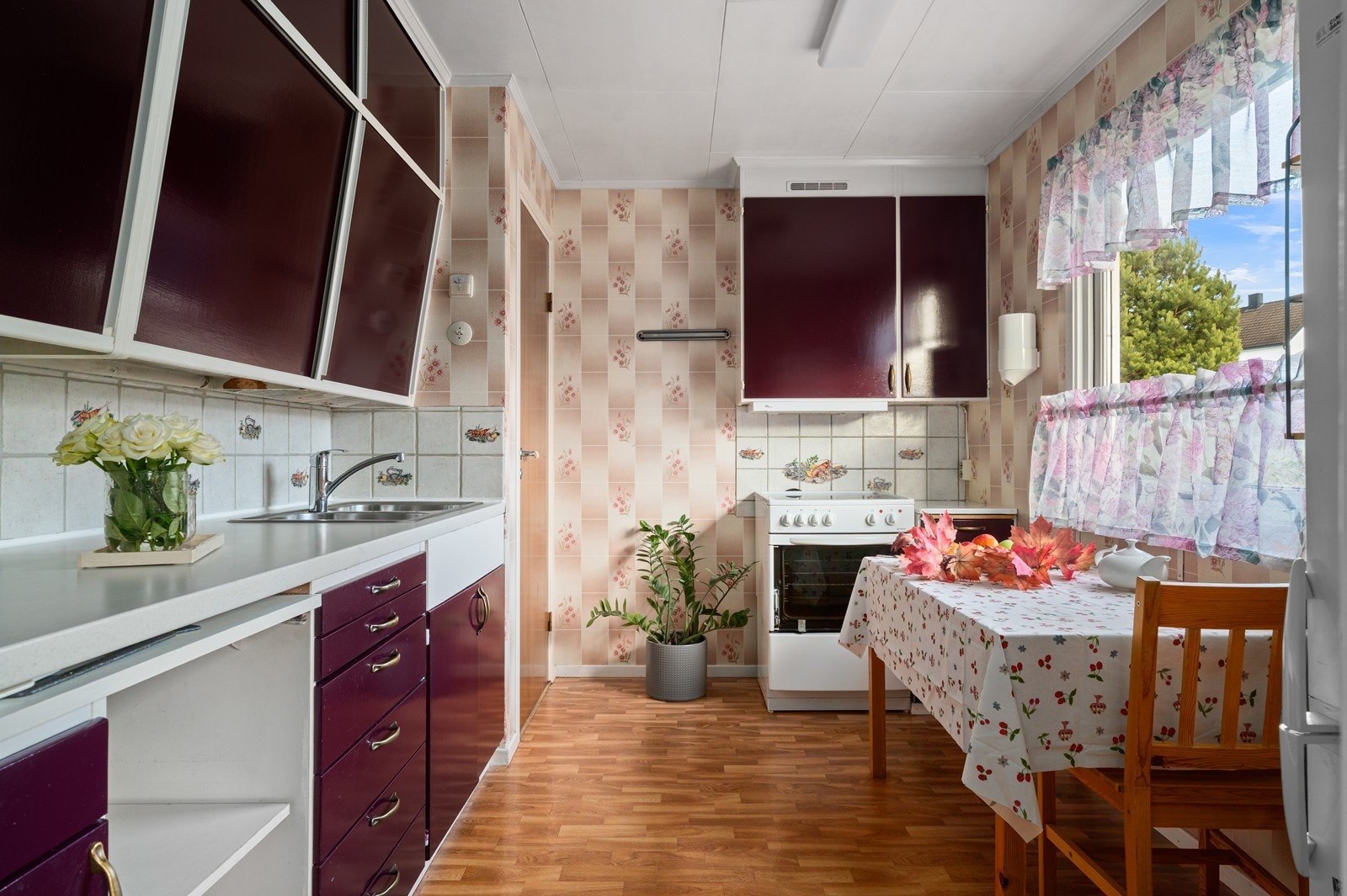 Kjøkkenet er et separat rom med plass til en hyggelig spiseplass ved vinduet. Overflater og innredning er i hovedsak i fra byggeåret og det er behov for oppgradering. Galleribilde