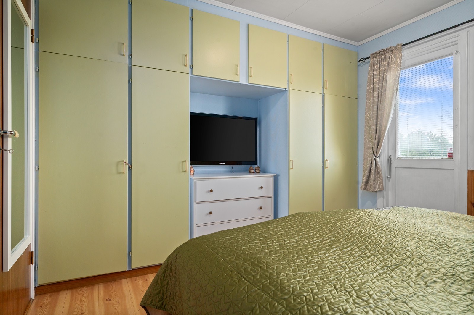 En hel vegg med plassbygde garderobeskap gir utmerkede oppbevaringsmuligheter. Galleribilde