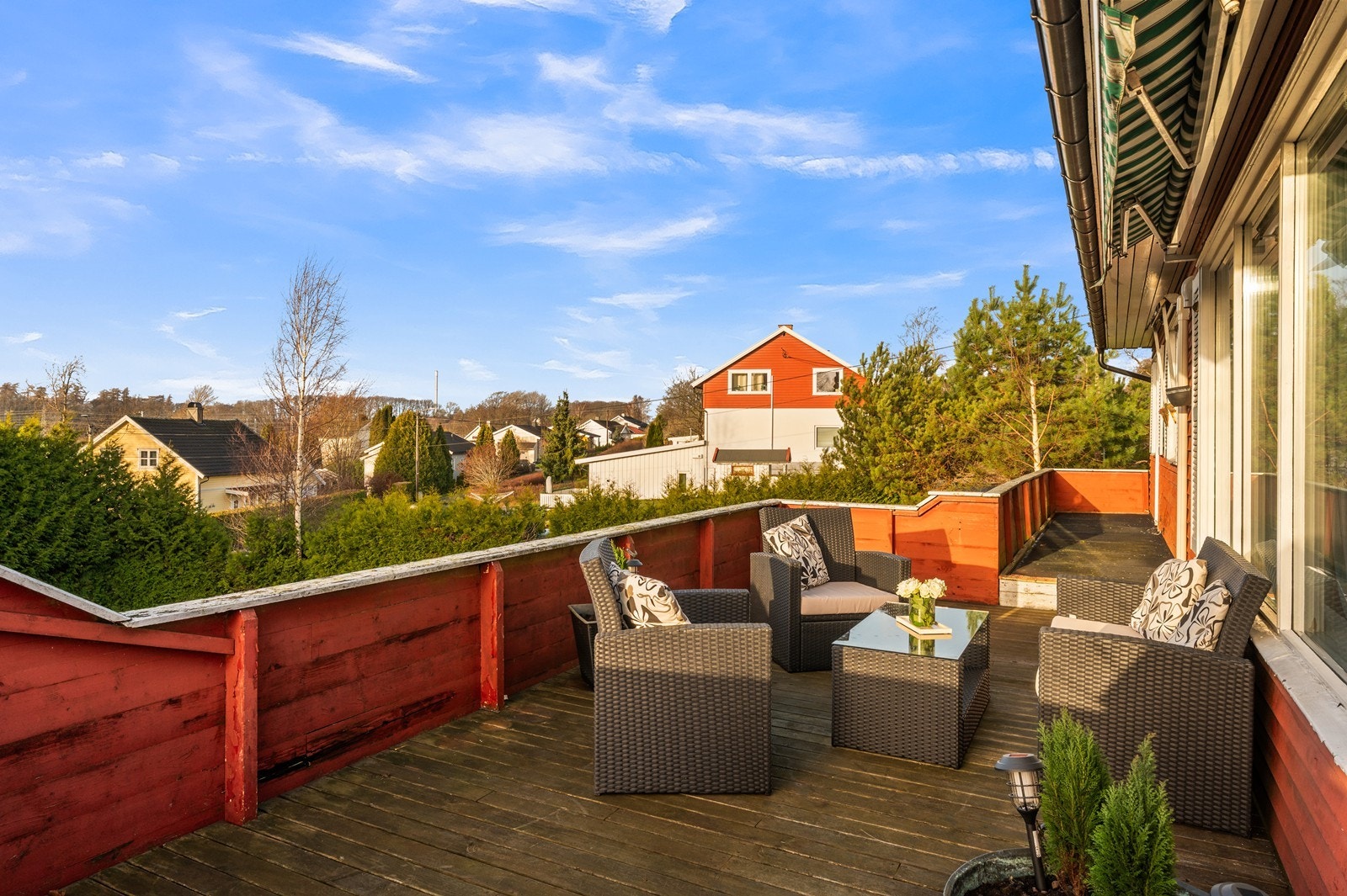 Den store, vestvendte verandaen har god plass til flere sittegrupper. Det er behov for utbedringer av råteskadet kledning og verandarekkverk. Galleribilde