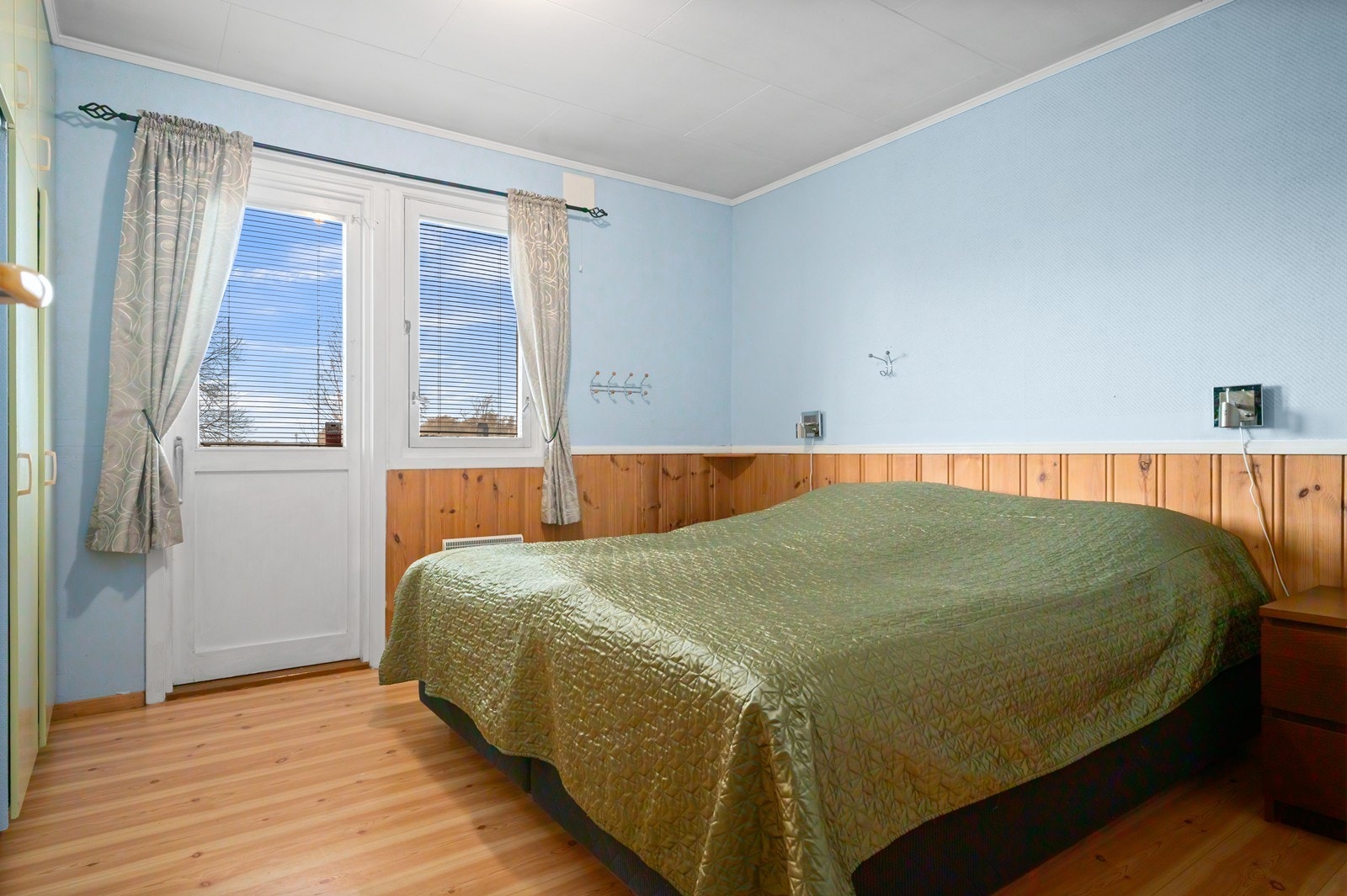 Hovedsoverommet er av god størrelse og har egen utgang til en luftebalkong. Galleribilde