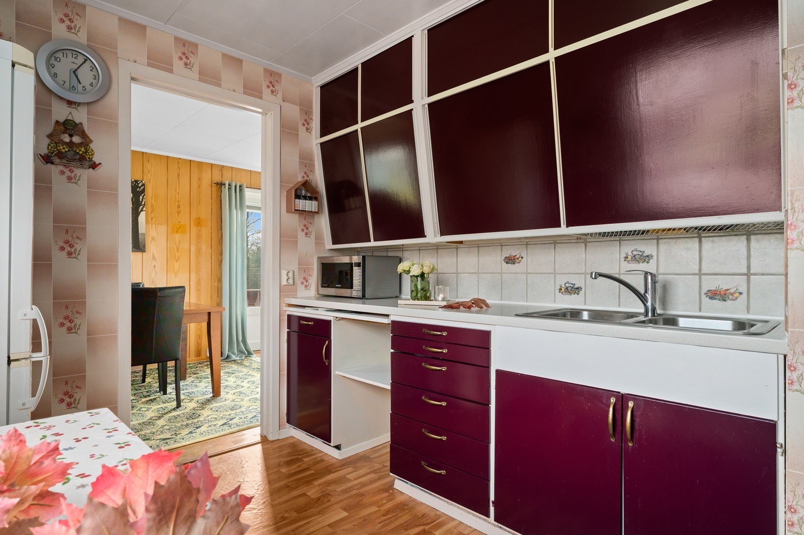 Kjøkkenet har en praktisk plassering med tilknytning til spisestuen. Galleribilde