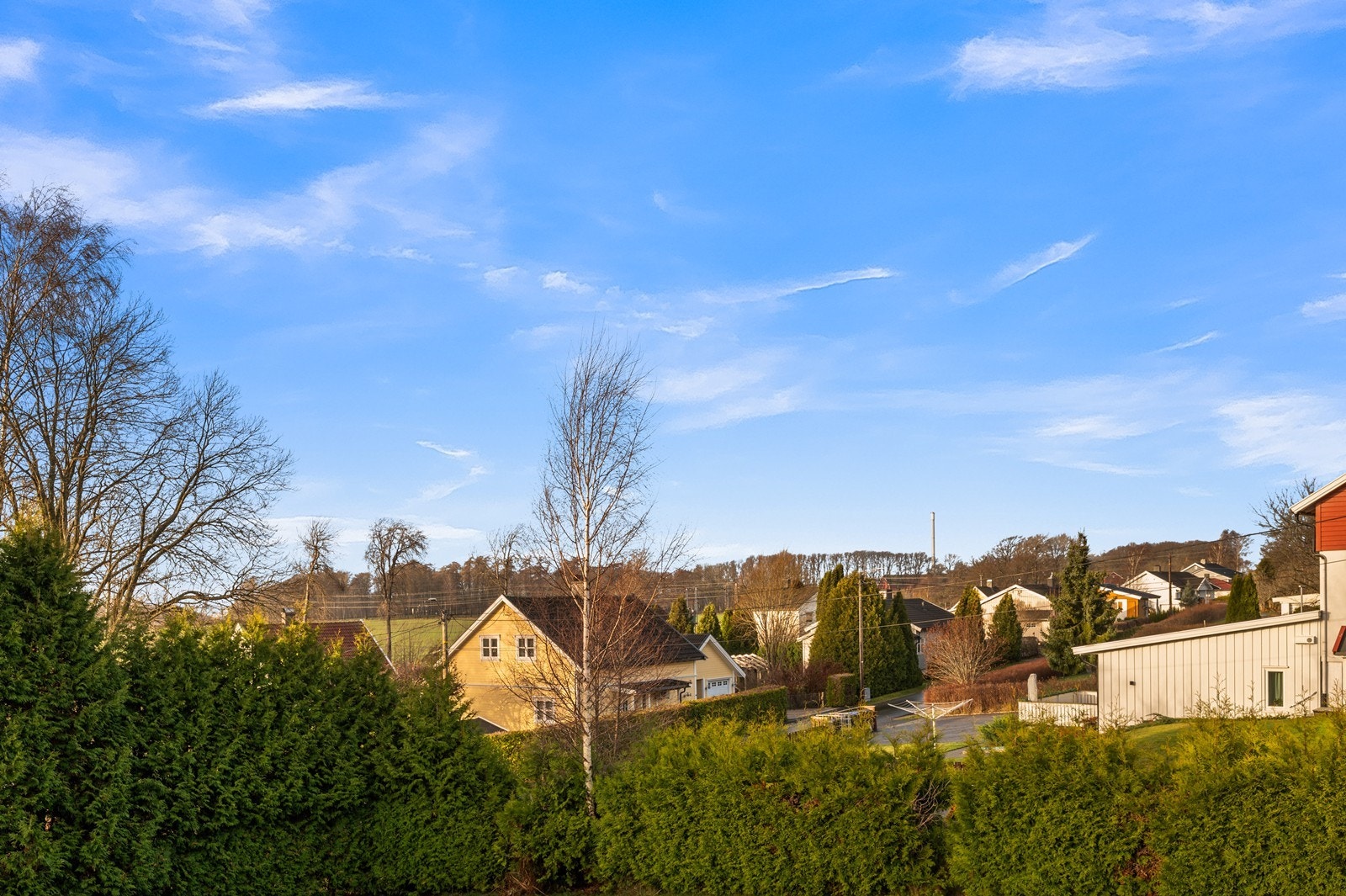 Fra eiendommen er det en åpen og vid utsikt over det omkringliggende landskapet. Galleribilde