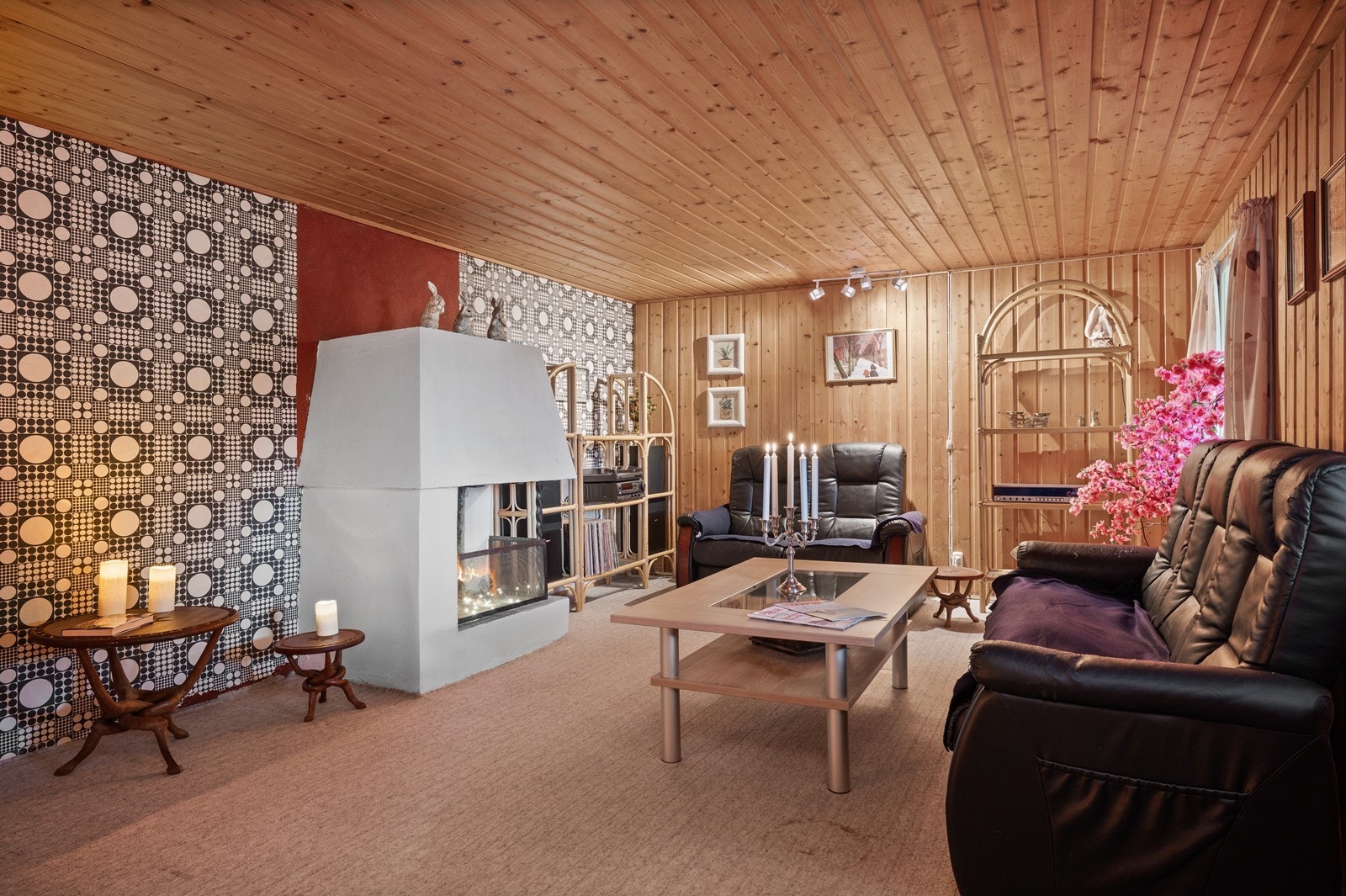 I kjelleren har et opprinnelig hobbyrom blitt innredet som kjellerstue. Rommet er ikke omsøk eller godkjent for varig opphold. Galleribilde