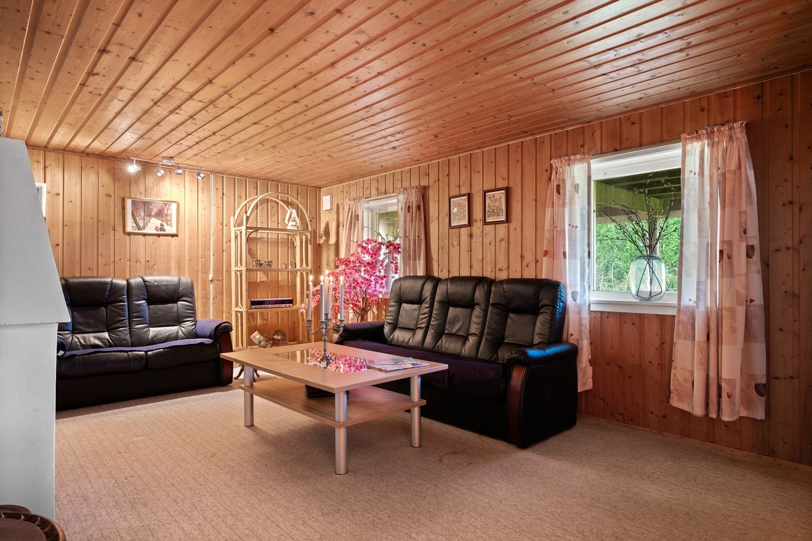Rommet er kledd med panel på vegger og i tak, som gir en klassisk hyttestemning. Galleribilde
