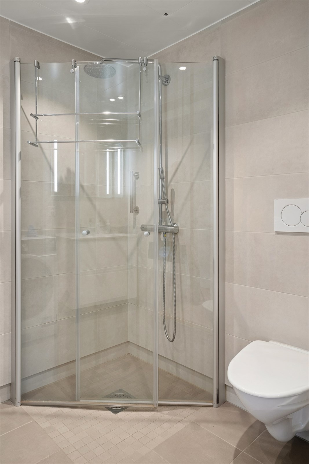 Svingbare dusjvegger og vegghengt wc. Galleribilde