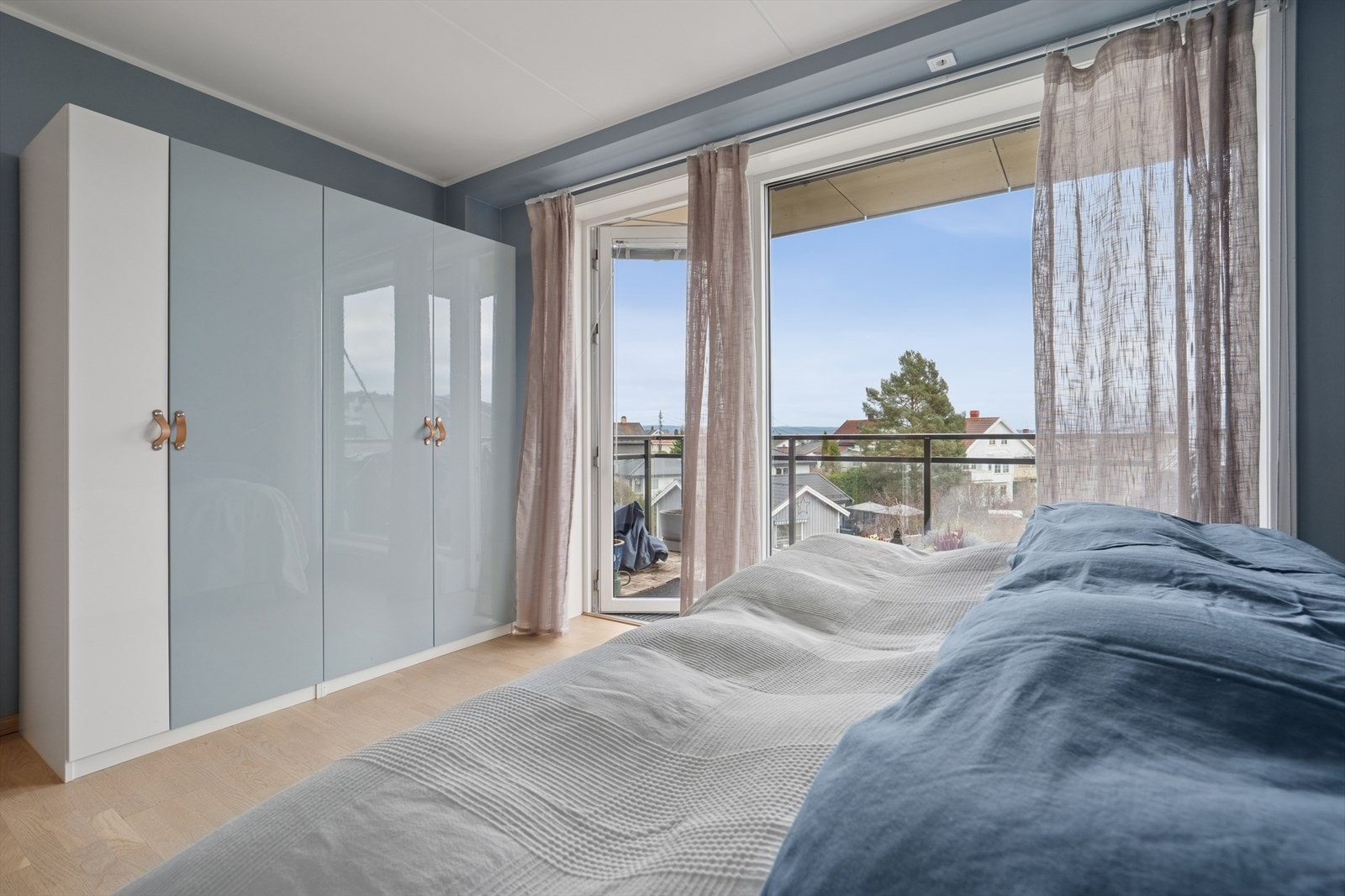 Hovedsoverommet har store vindusflater som slipper inn rikelig med lys. Galleribilde