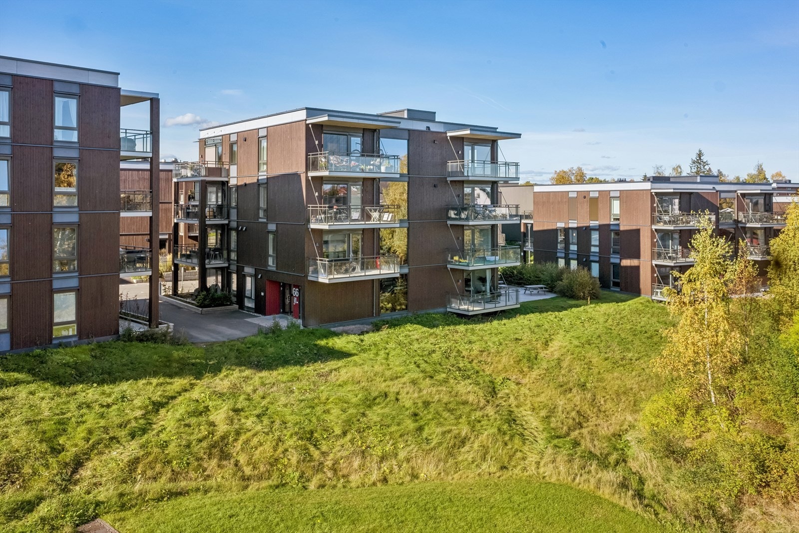 Leiligheten ligger fint plassert, på hjørne i toppetasjen. Galleribilde