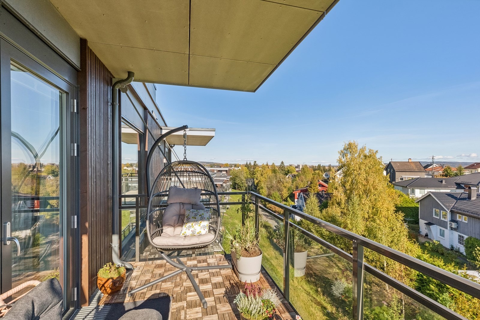 Det er takoverbygg på balkong utenfor soverom. Galleribilde