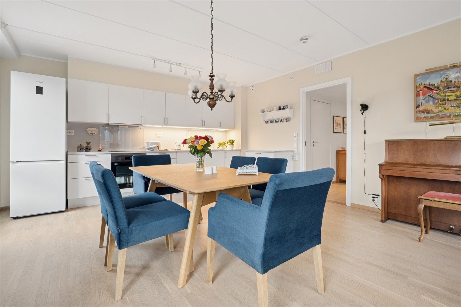 Stue i åpen løsning mot kjøkken. Galleribilde