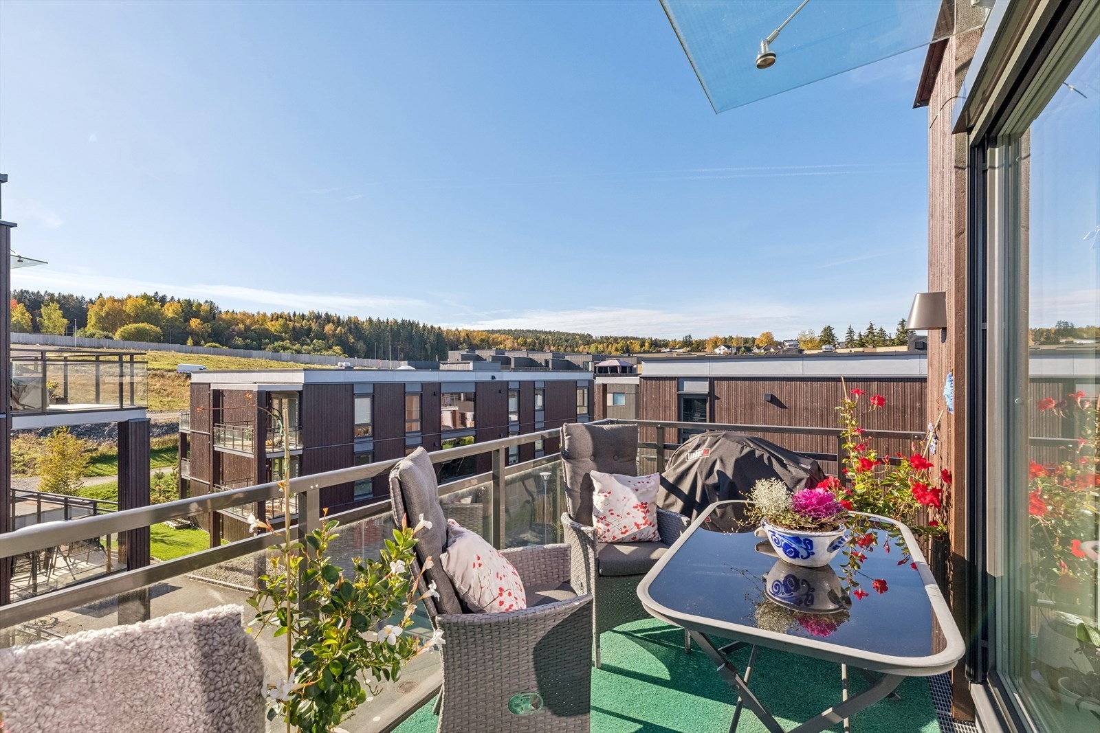 Fra stuen er det utgang til stor balkong med flott utsikt over sameiet. Galleribilde