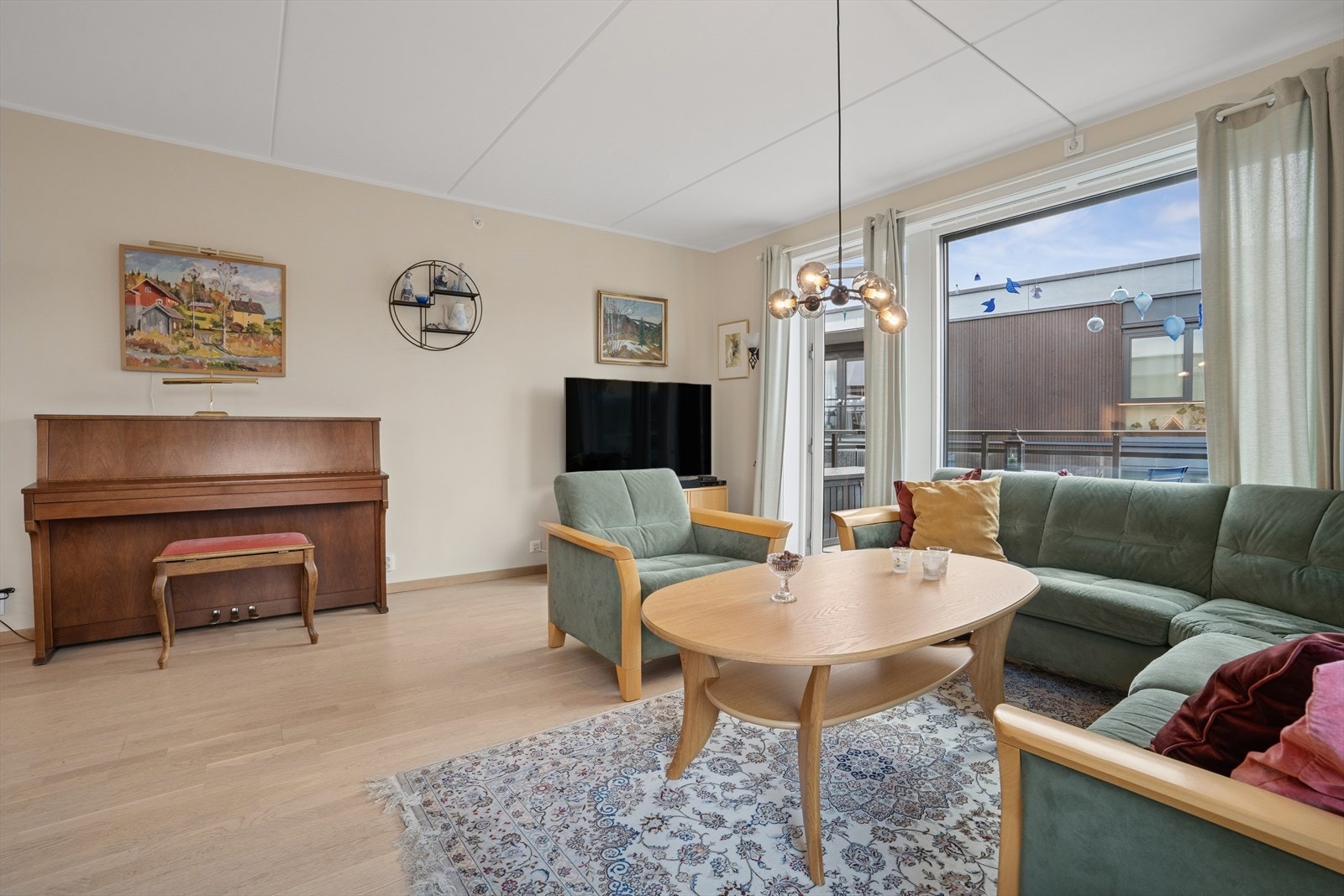 Stue med utgang til balkong. Galleribilde