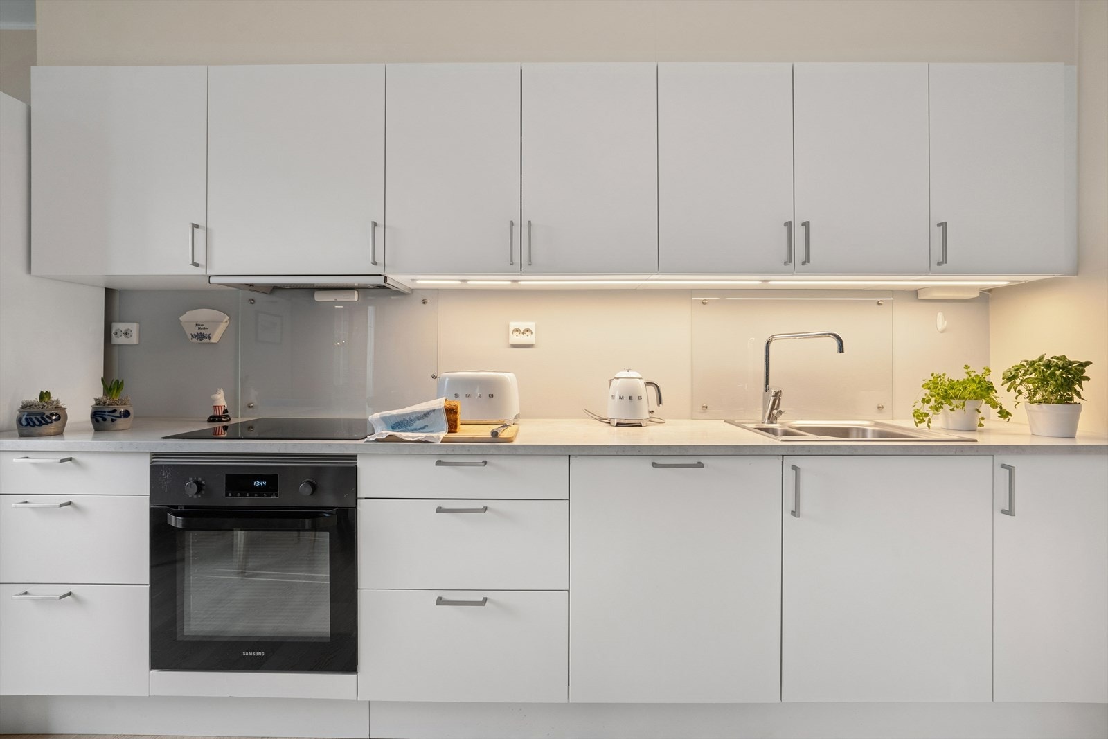 Det er rikelig med plass i skuffer og skap til oppbevaring. Galleribilde