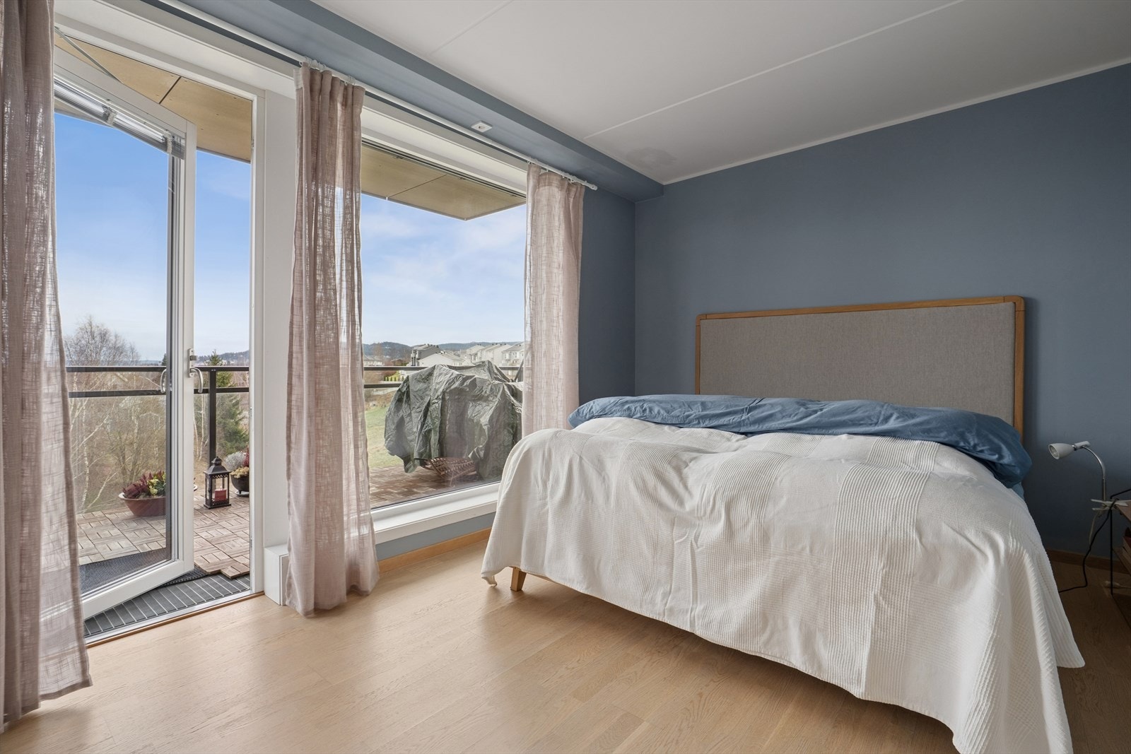 Her er det utgang til balkong med flott utsikt. Galleribilde